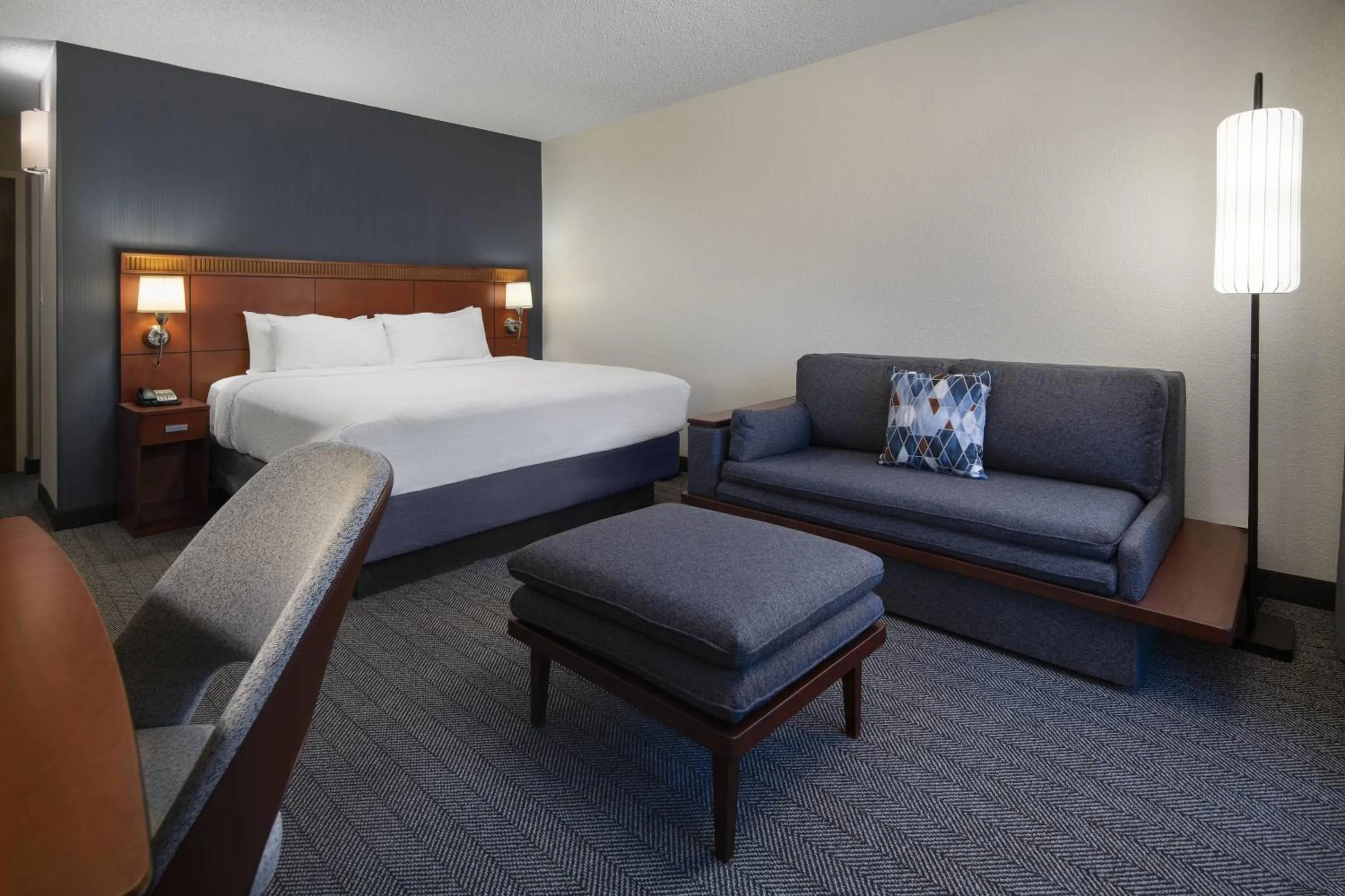 Photo of the whole room, Bed in Courtyard by Marriott Palm Springs
