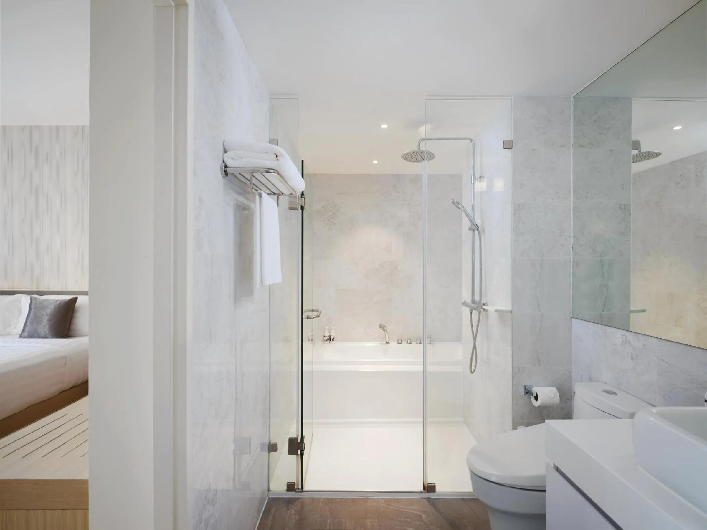 Bathroom, Bed in Arden Hotel and Residence by At Mind