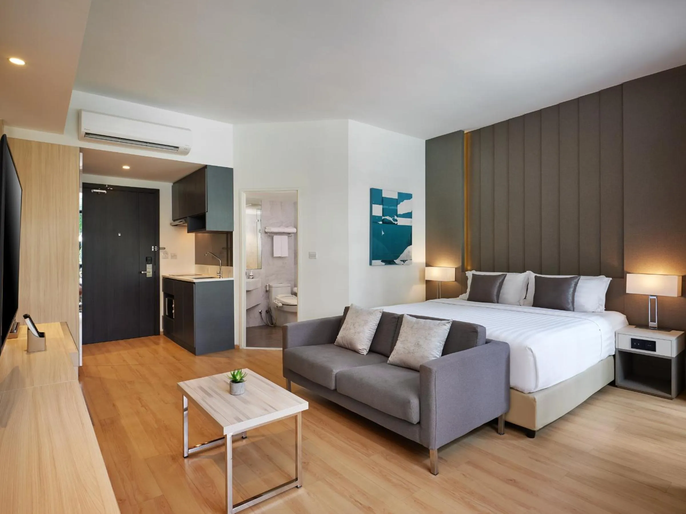 Photo of the whole room, Bed in Arden Hotel and Residence by At Mind