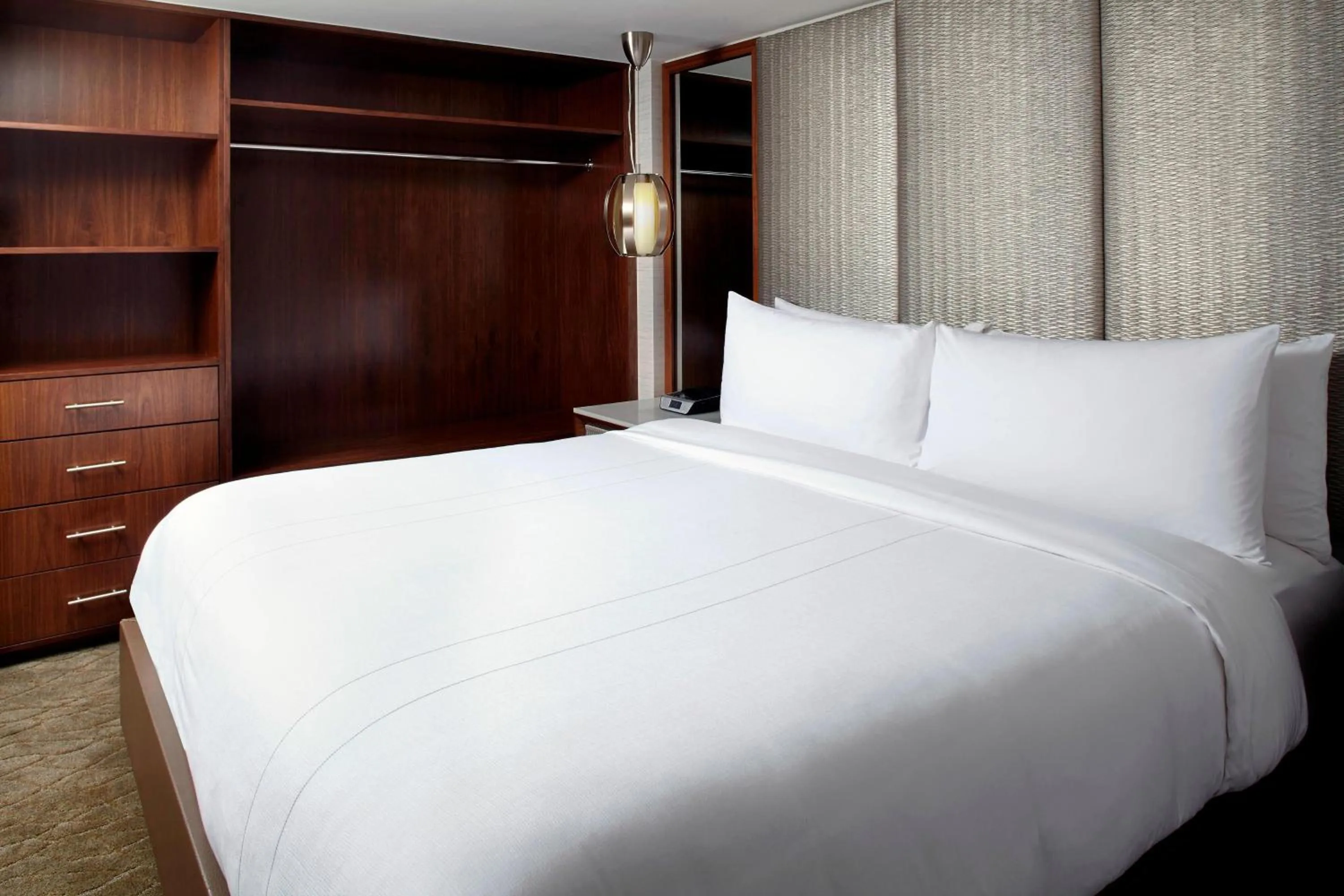 Photo of the whole room, Bed in Raleigh Marriott Crabtree Valley