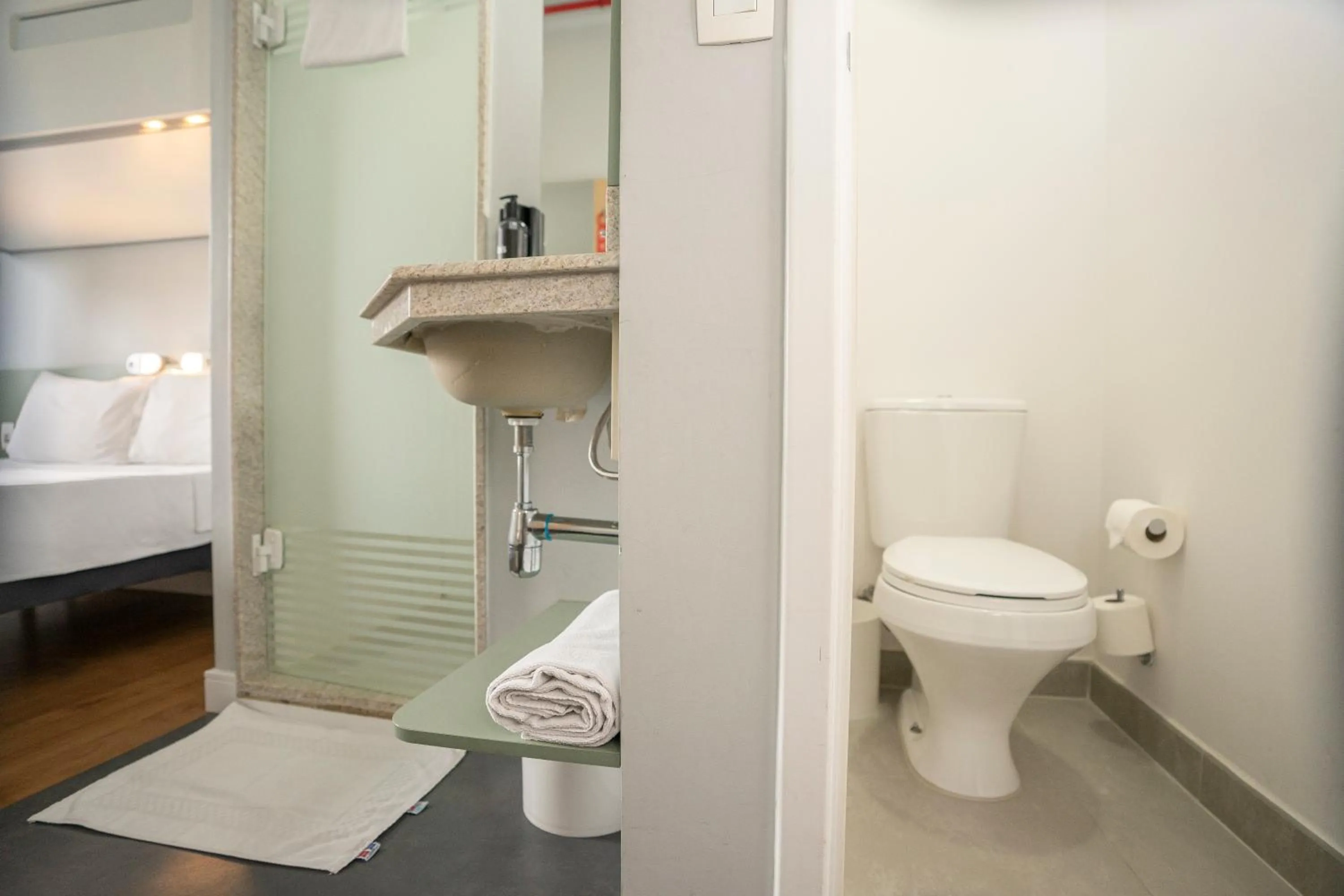 Bathroom in Ibis Budget São Bernardo do Campo