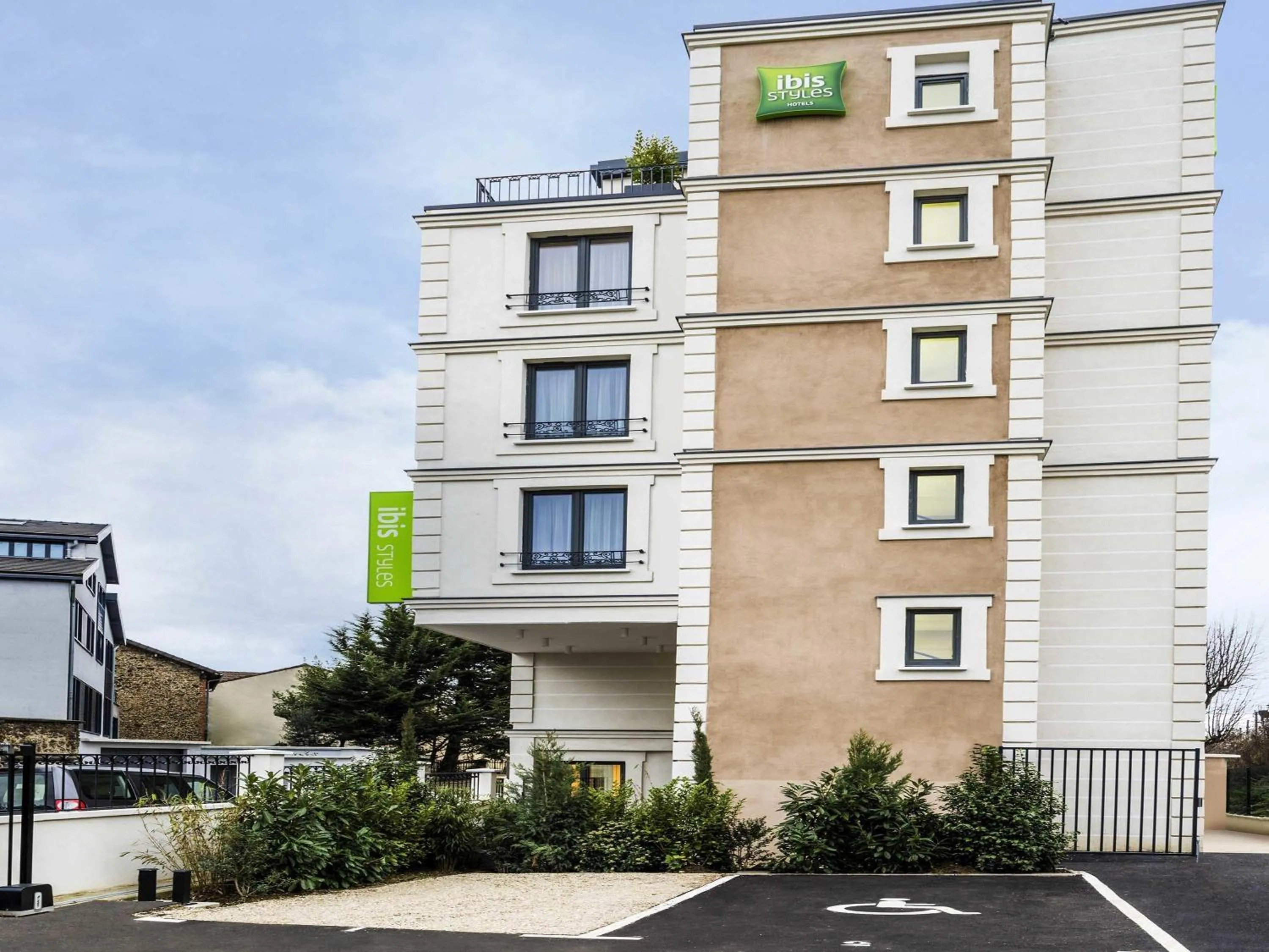 Property building in ibis Styles Clamart Gare Grand Paris