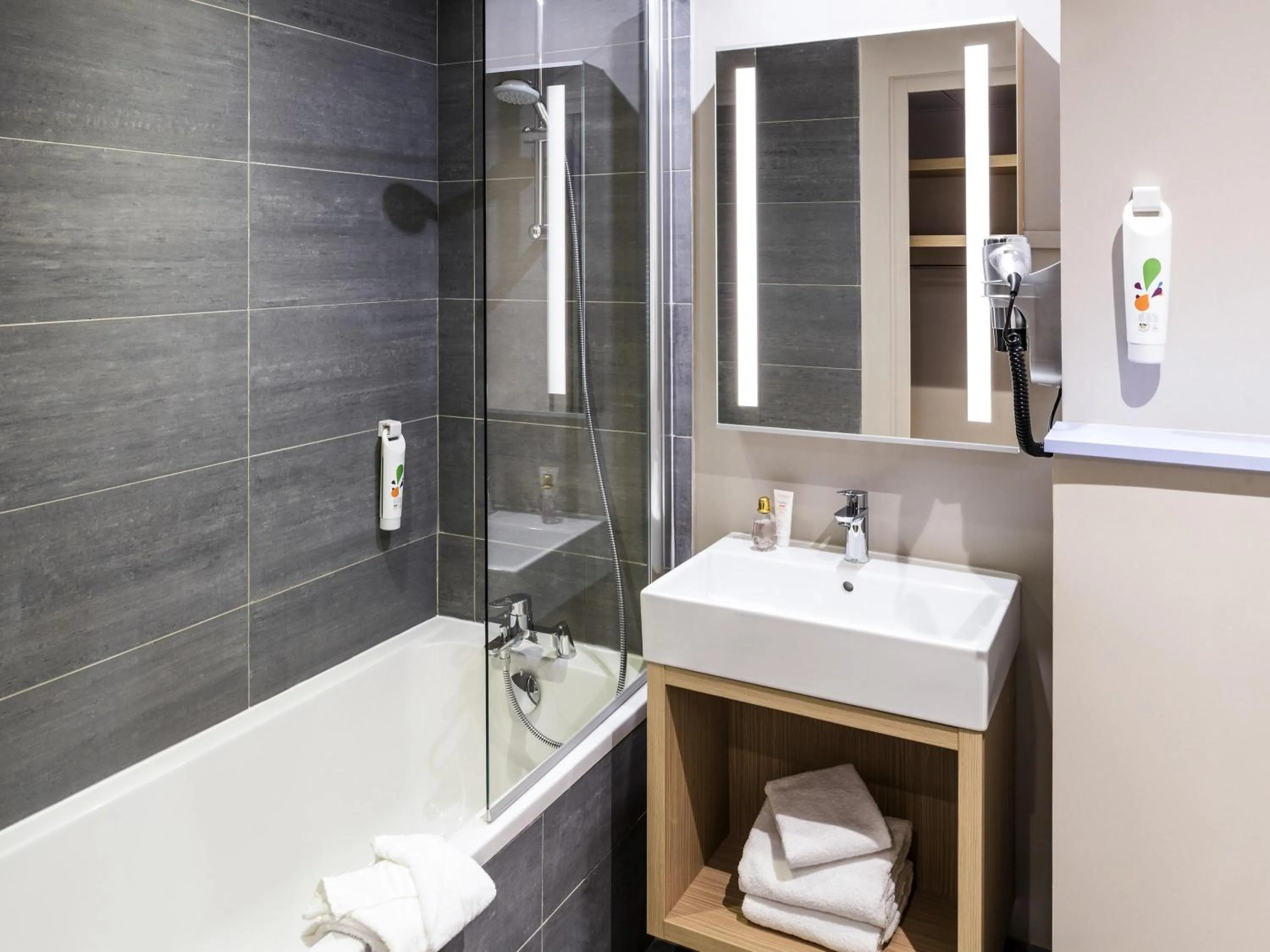 Bedroom in ibis Styles Clamart Gare Grand Paris