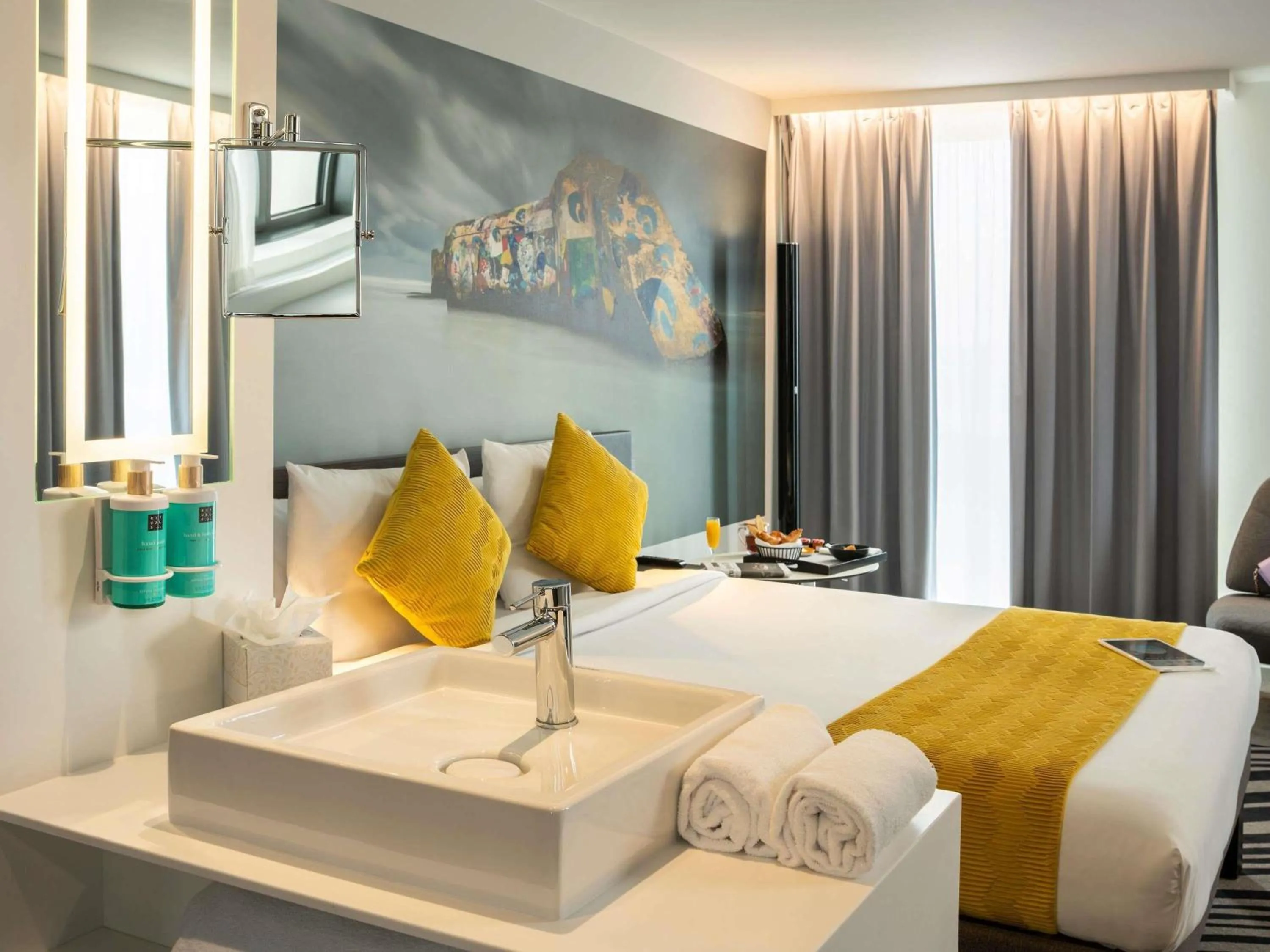 Bedroom, Bed in Novotel Paris Coeur d'Orly Airport