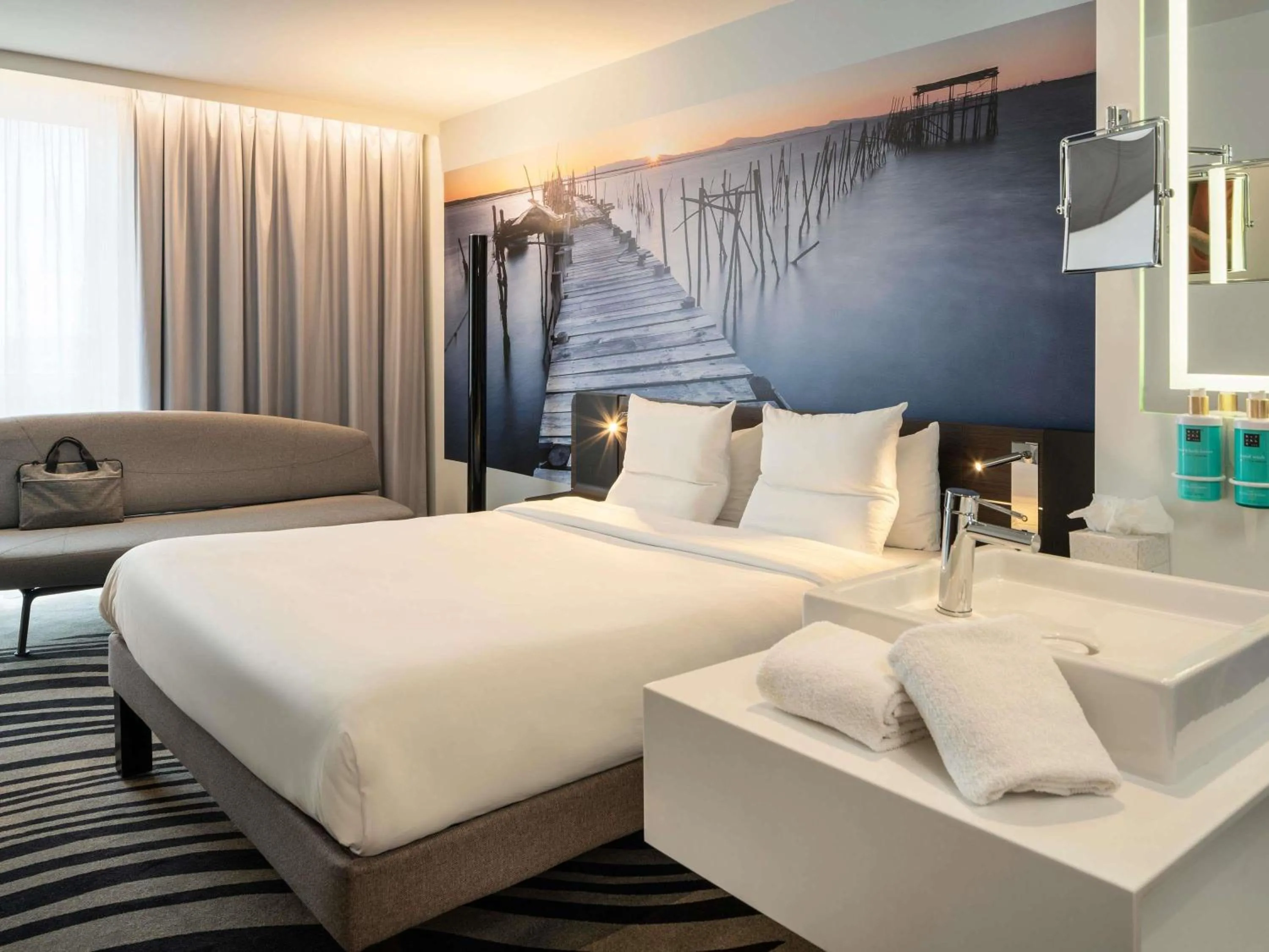 Bedroom, Bed in Novotel Paris Coeur d'Orly Airport