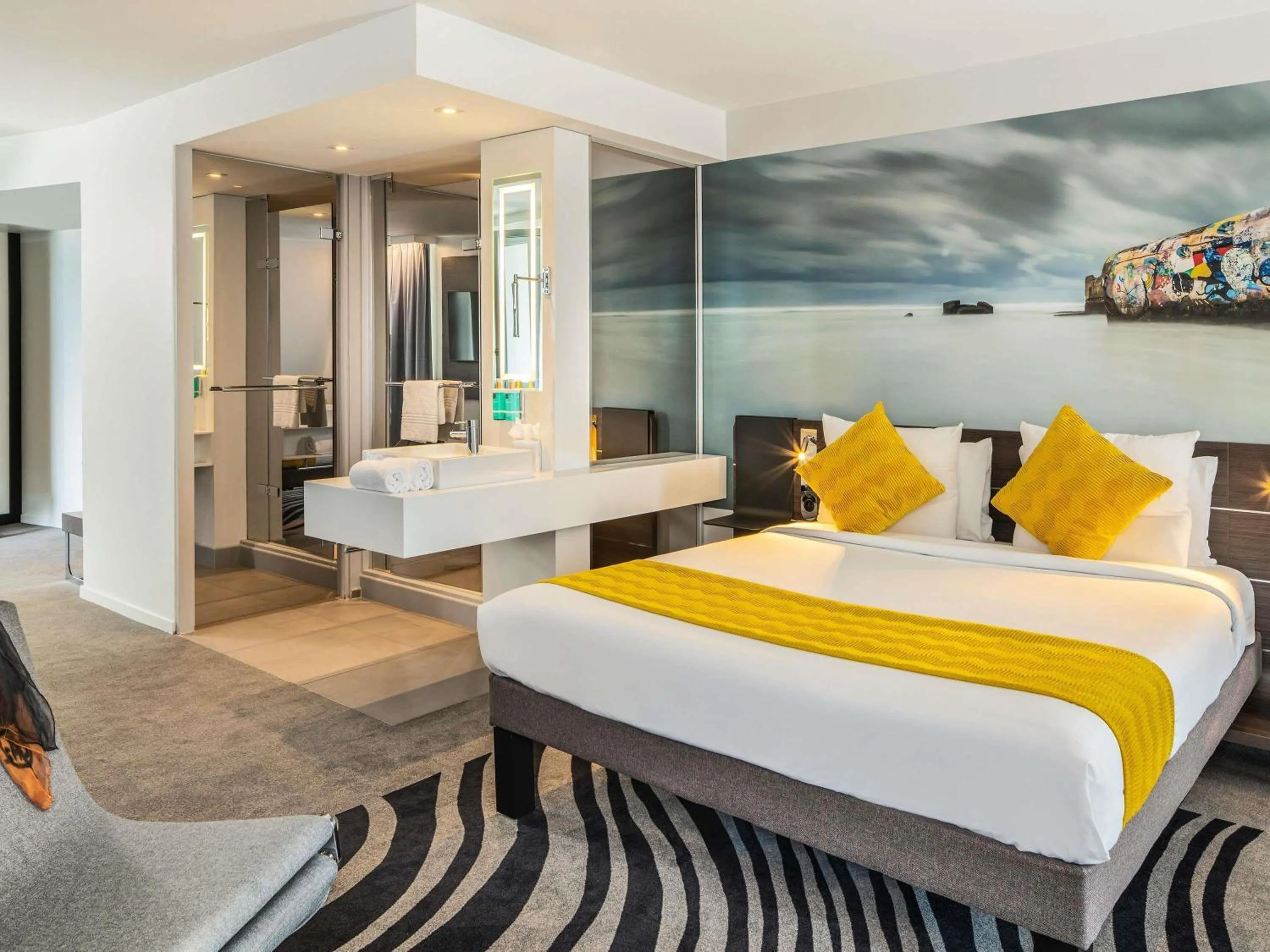 Bedroom, Bed in Novotel Paris Coeur d'Orly Airport