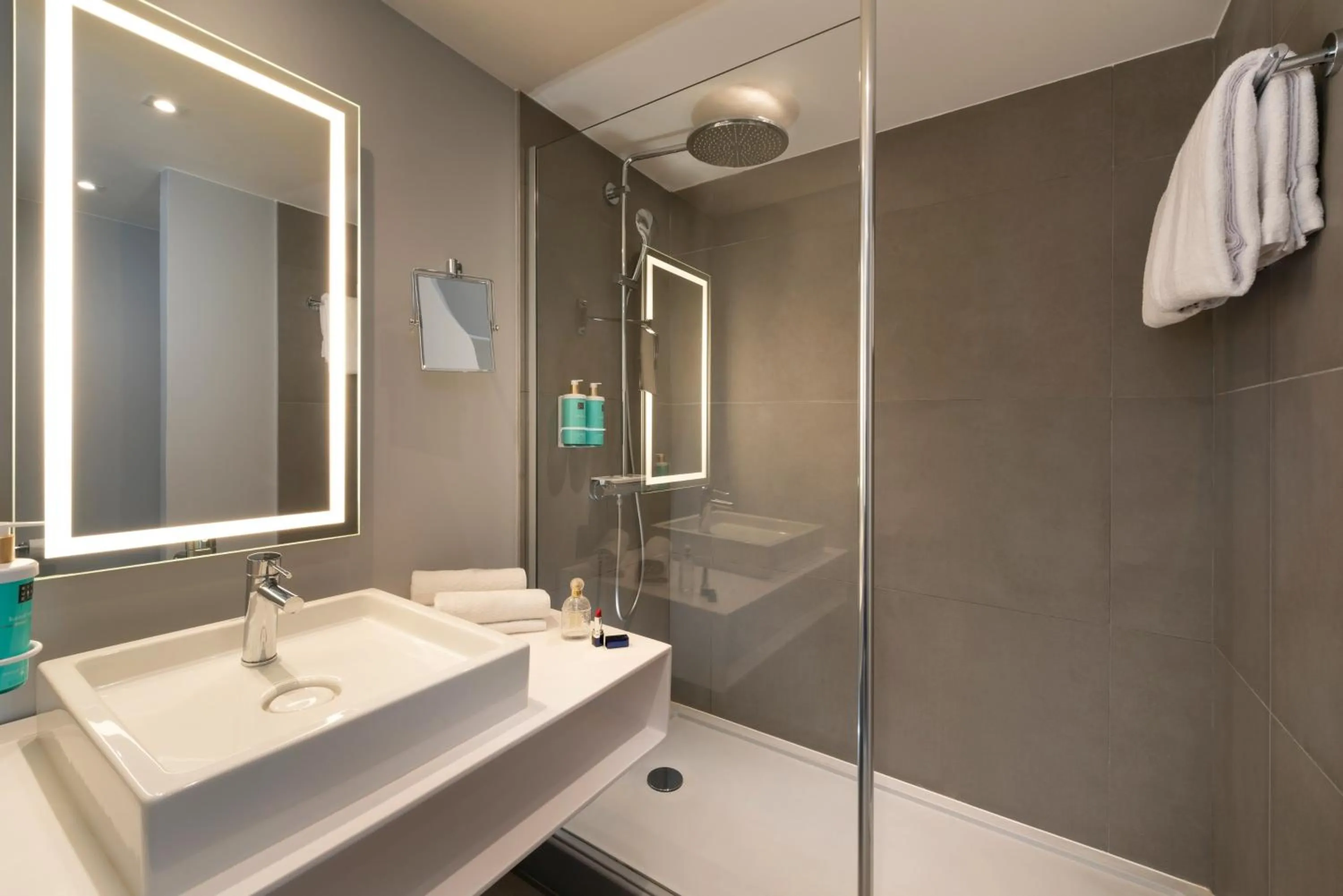 Bathroom in Novotel Paris Coeur d'Orly Airport