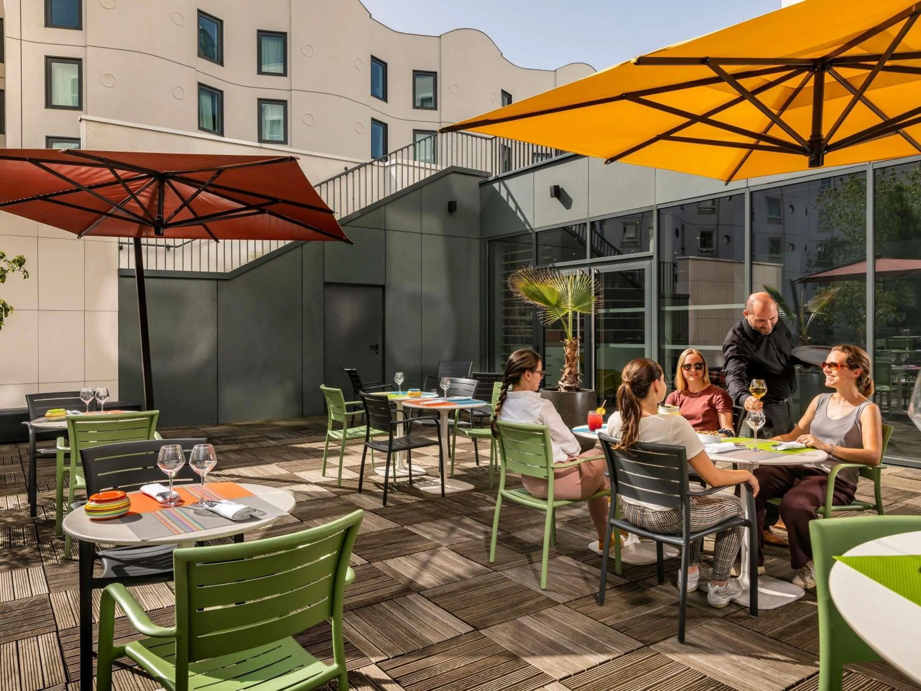 Lounge or bar in Novotel Paris Coeur d'Orly Airport