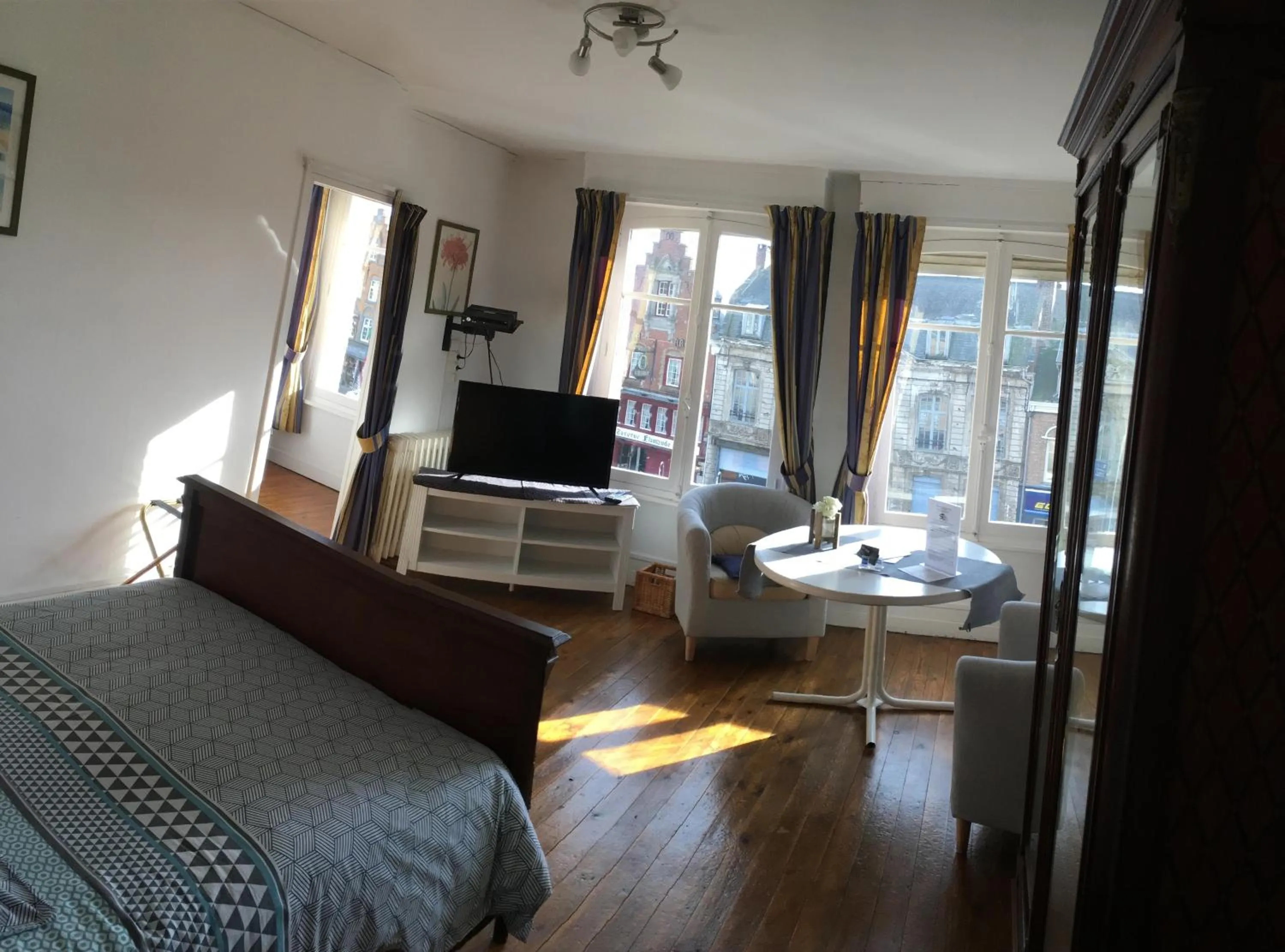 Photo of the whole room, Bed in L'Art Doize