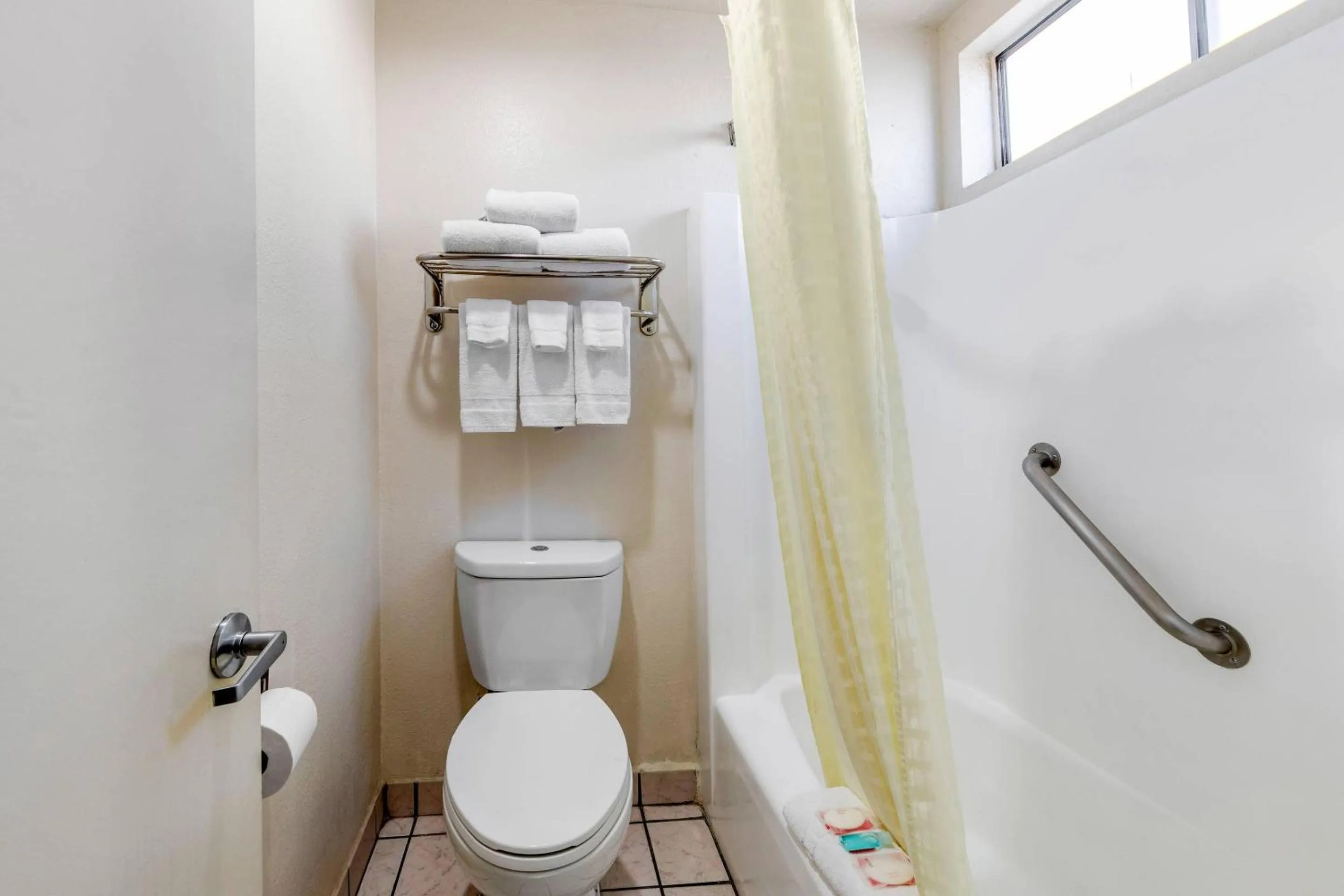 Bedroom in Econo Lodge On Historic Route 66