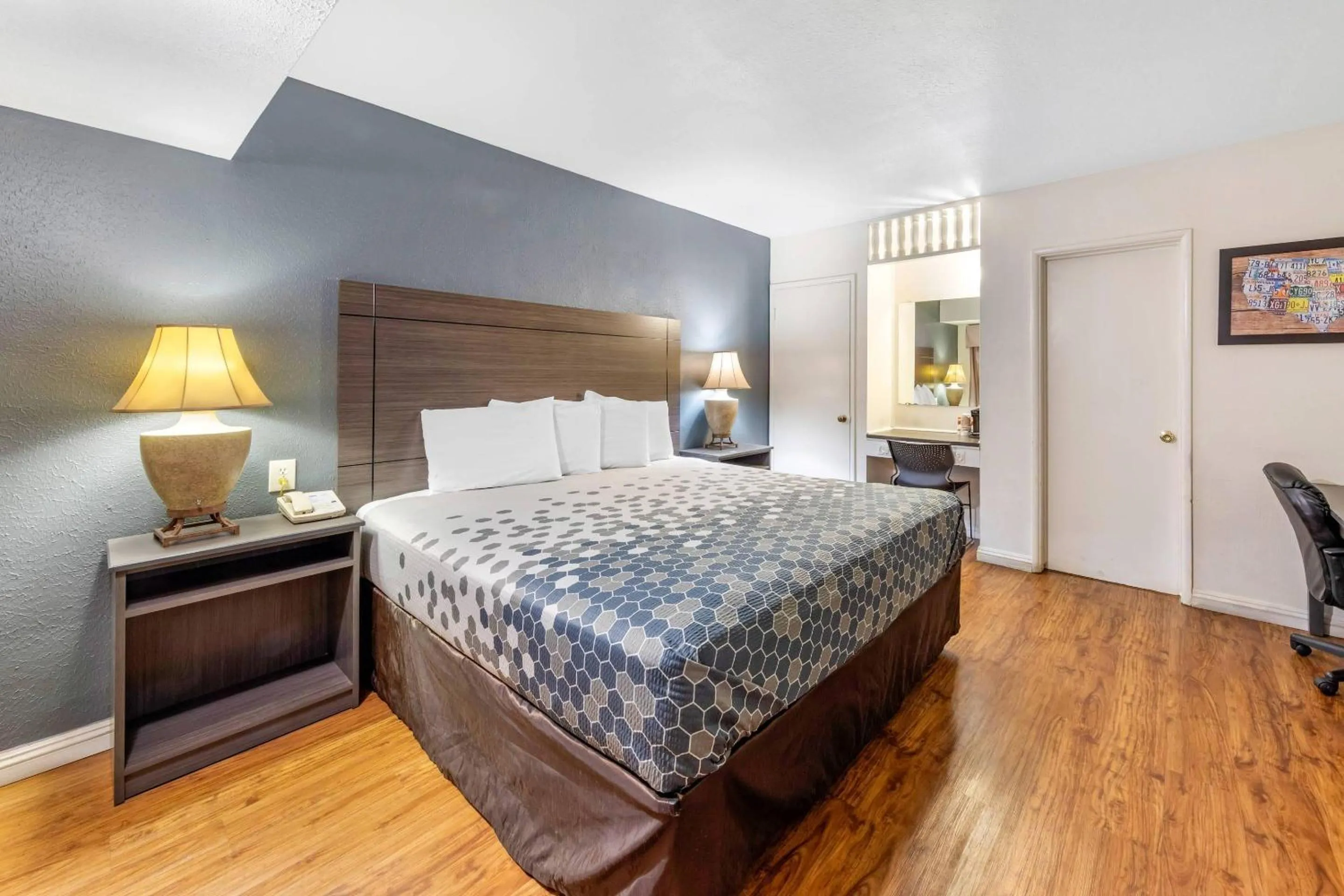 Bedroom in Econo Lodge On Historic Route 66