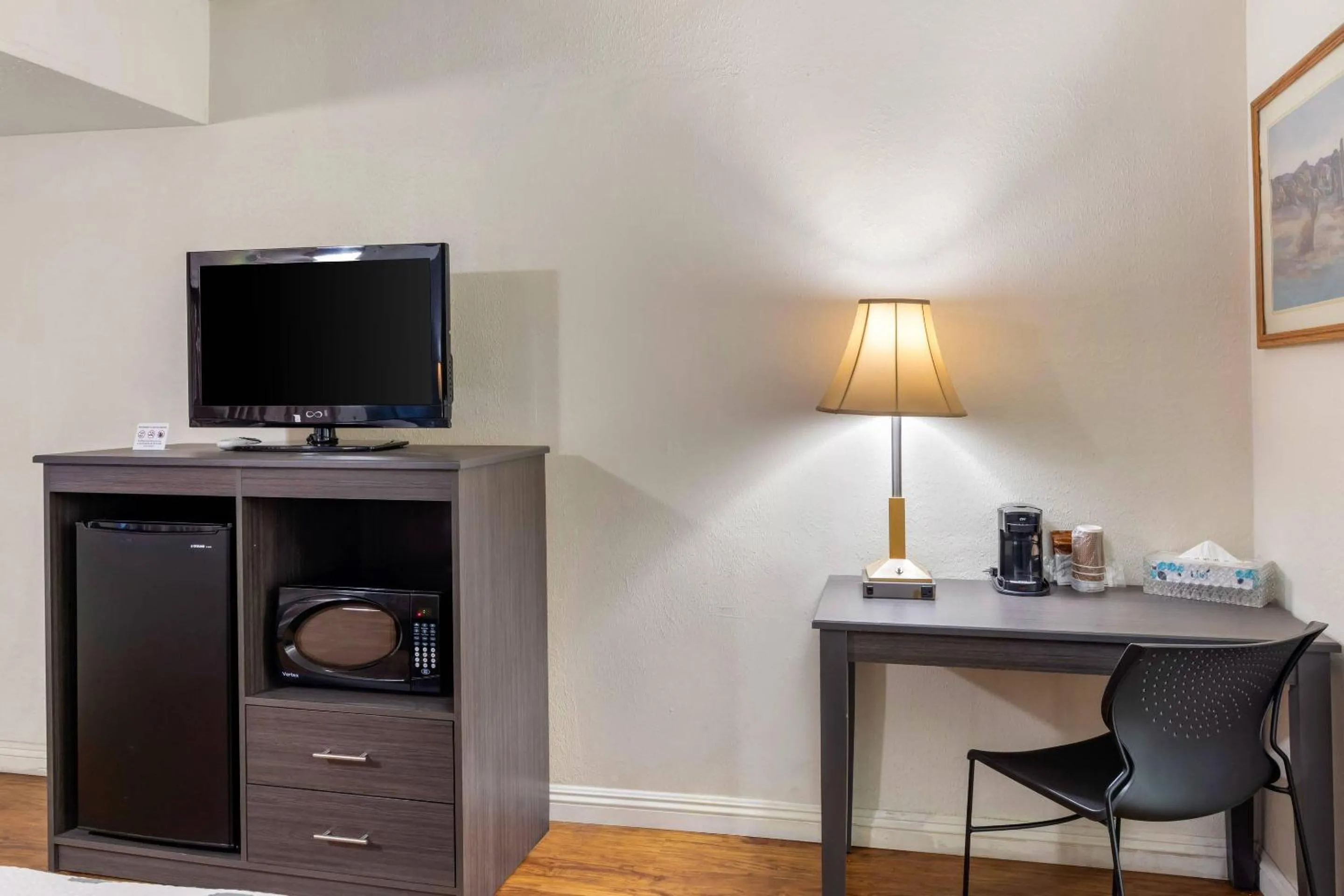 Bedroom in Econo Lodge On Historic Route 66