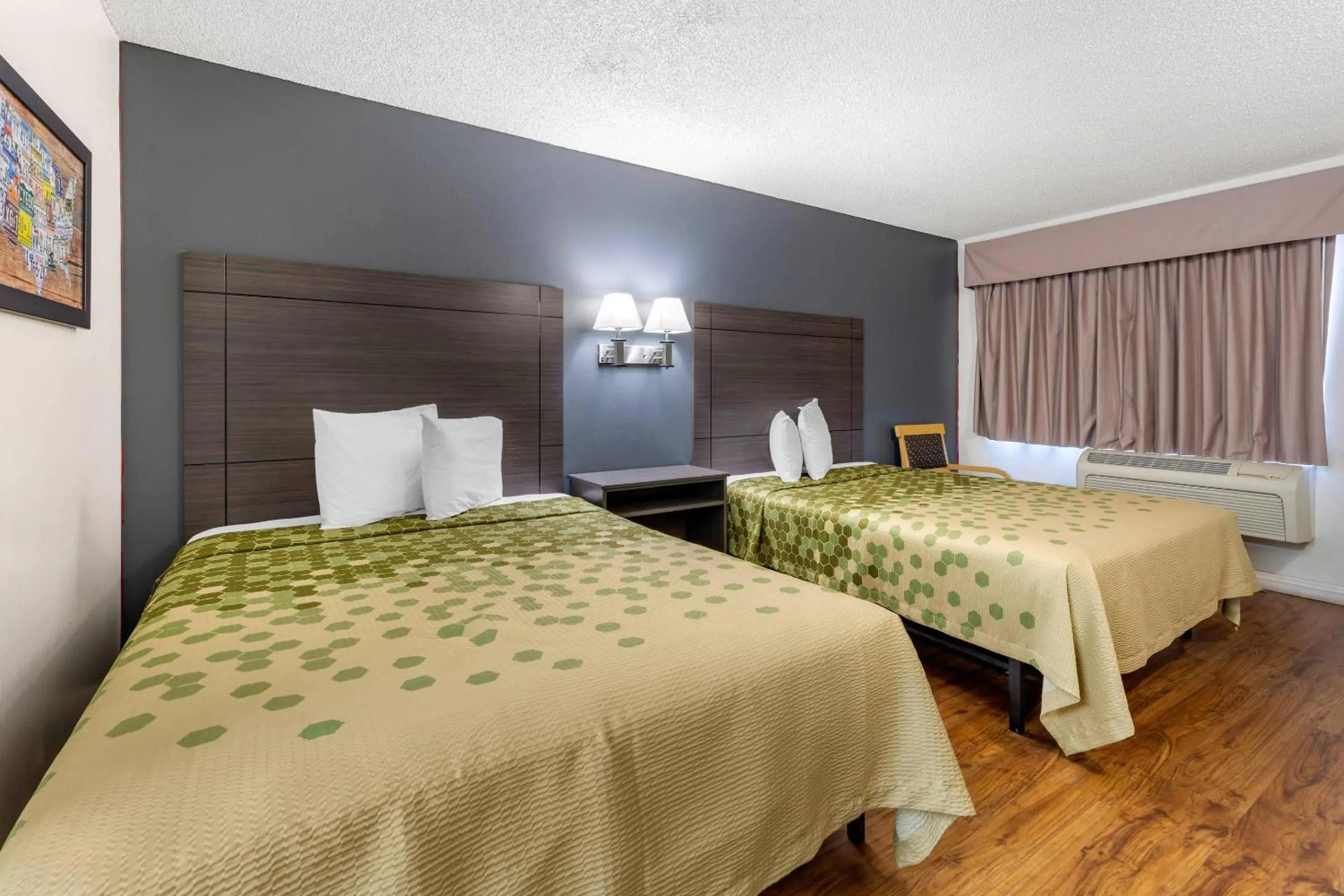 Bedroom in Econo Lodge On Historic Route 66