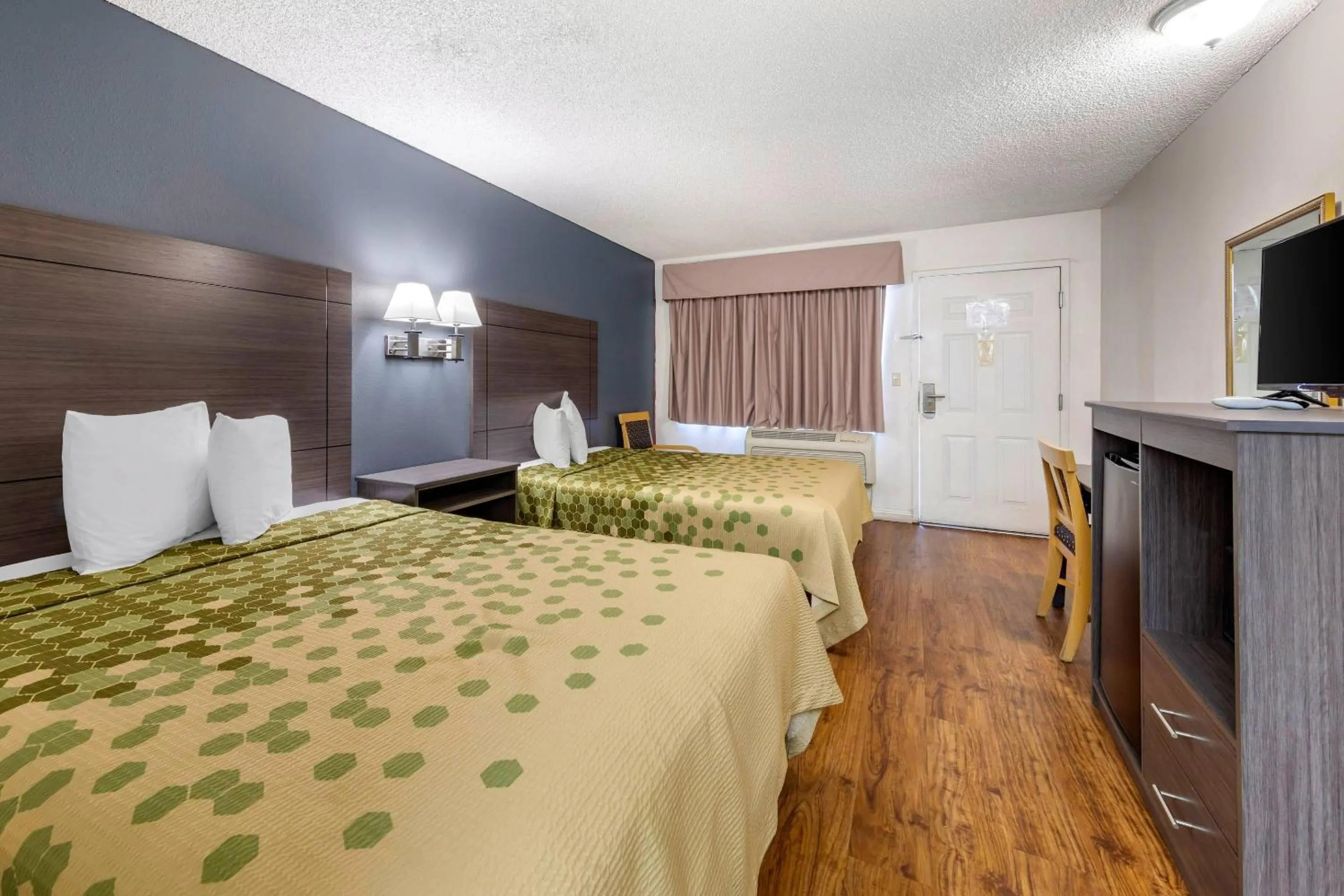 Bedroom in Econo Lodge On Historic Route 66