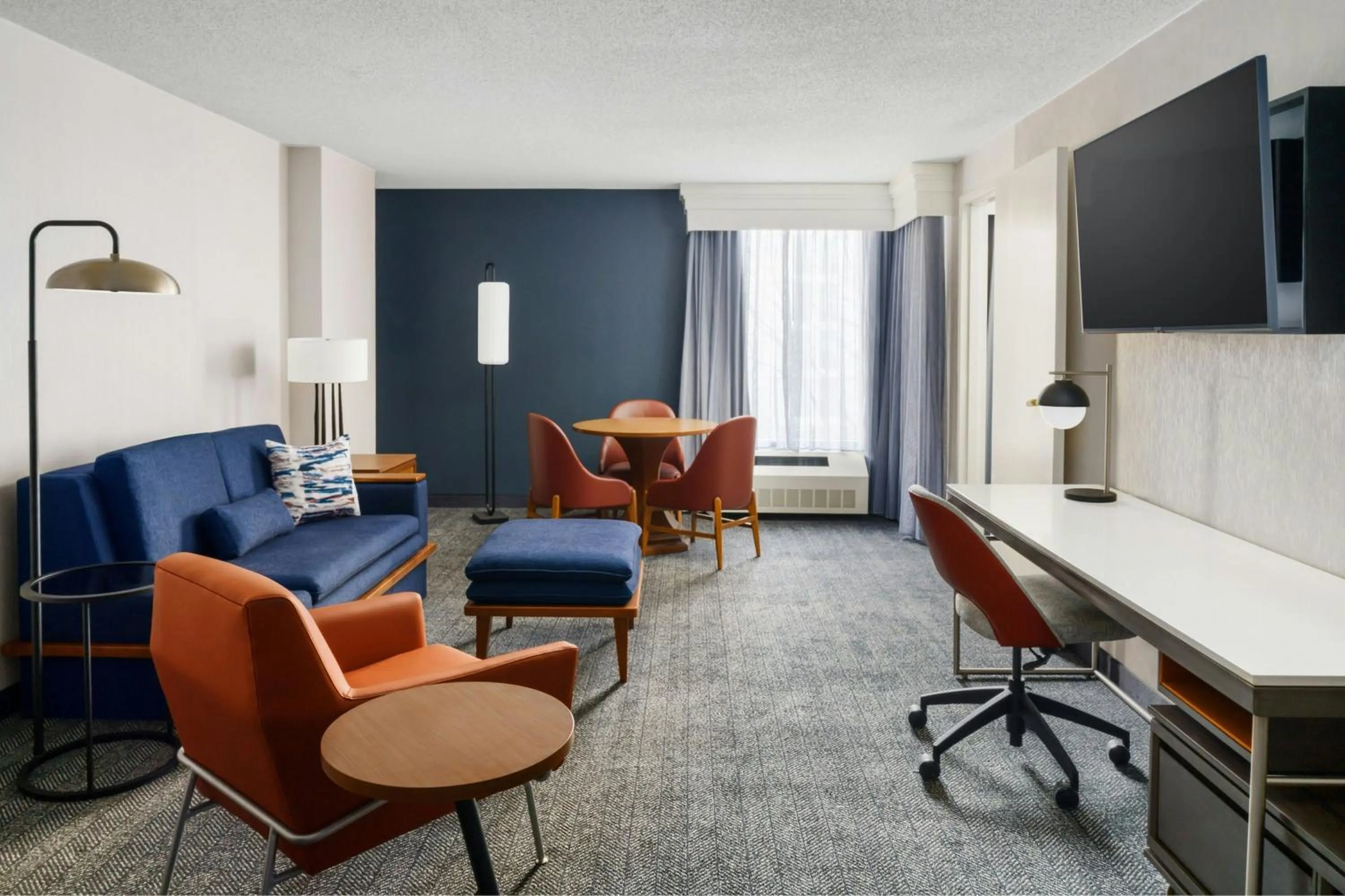 Living room in Courtyard by Marriott Atlanta Buckhead
