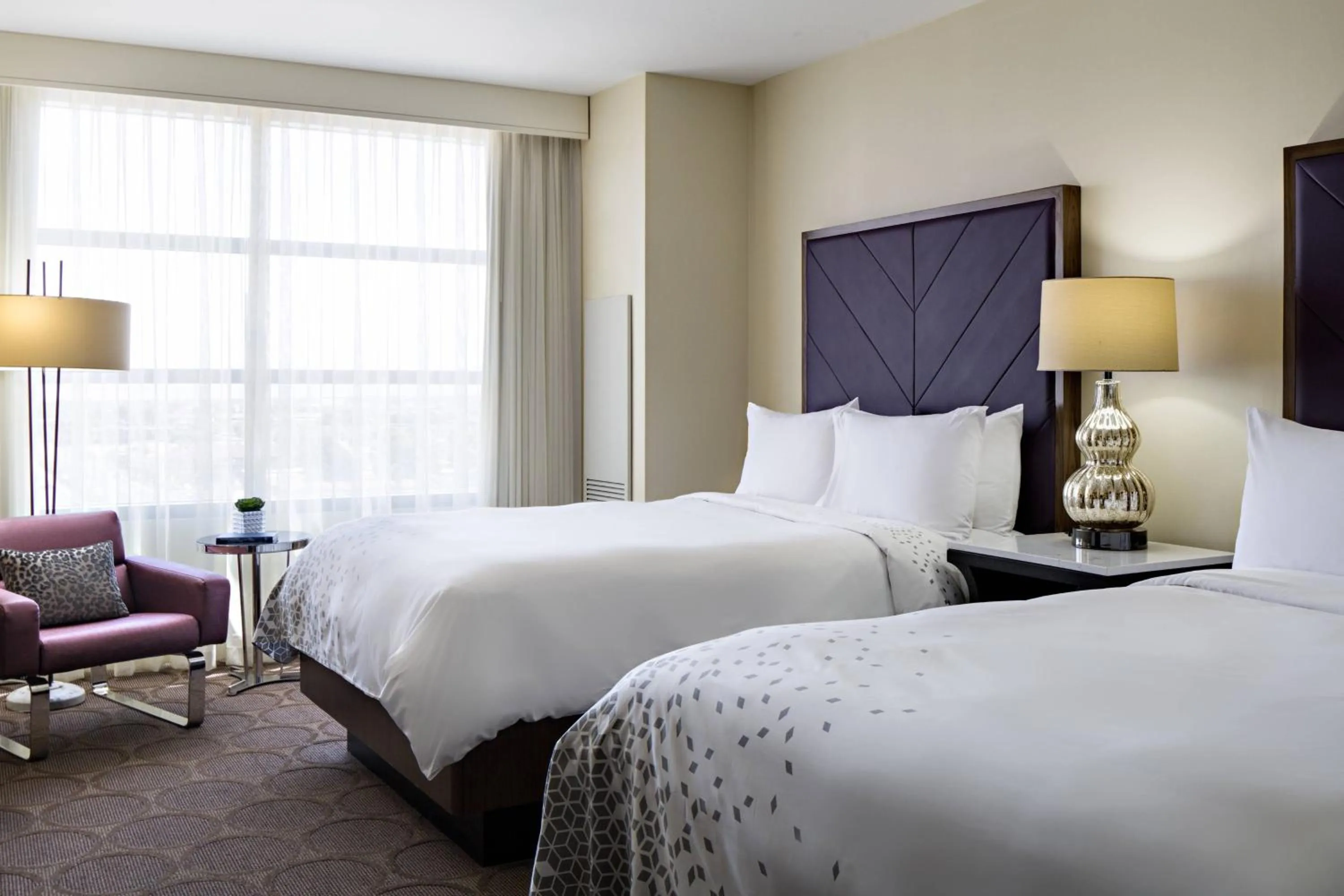 Photo of the whole room, Bed in Renaissance Las Vegas Hotel