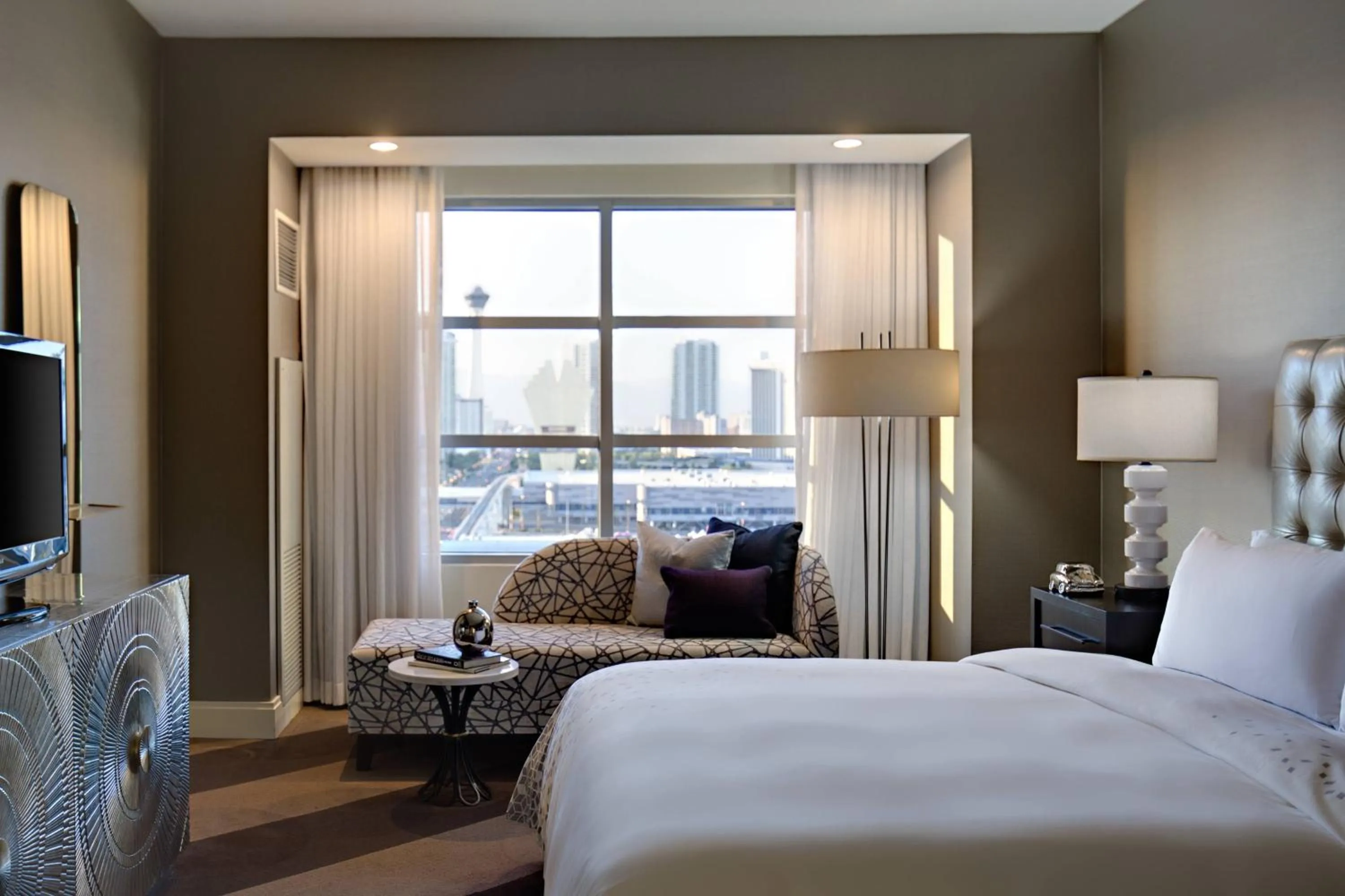 Bedroom, Bed in Renaissance Las Vegas Hotel