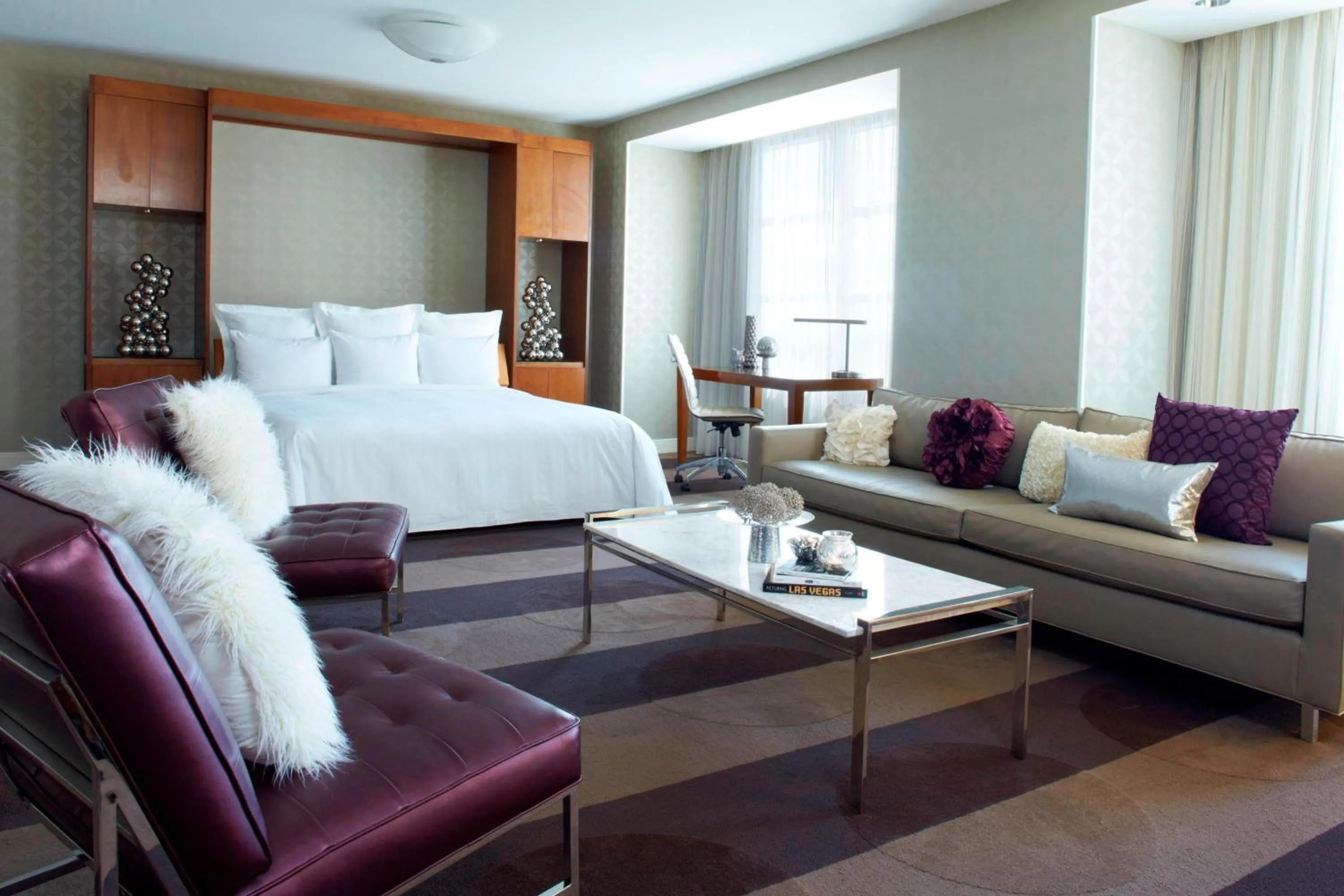 Photo of the whole room, Bed in Renaissance Las Vegas Hotel