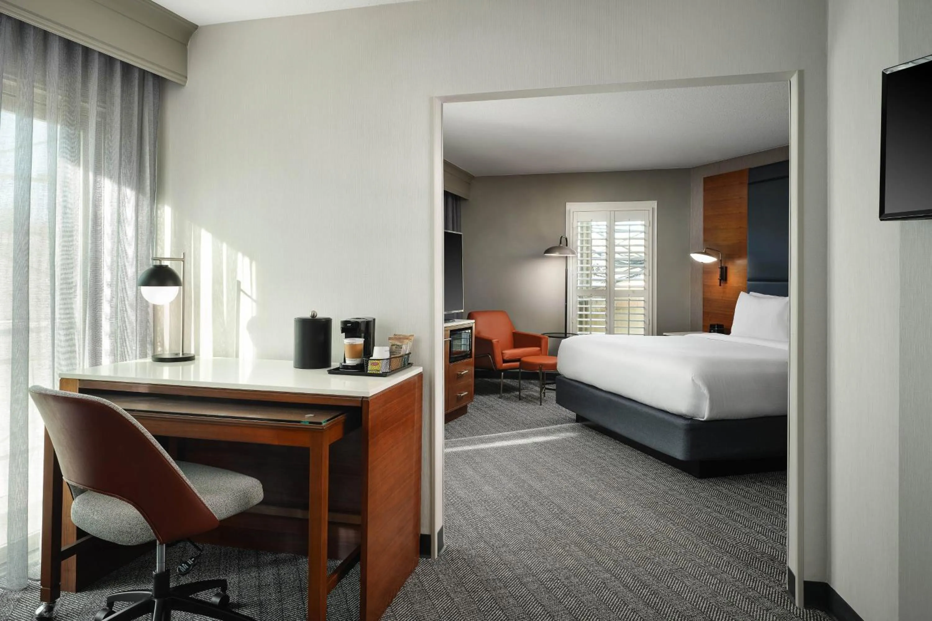 Photo of the whole room, Bed in Courtyard Los Angeles Century City/Beverly Hills