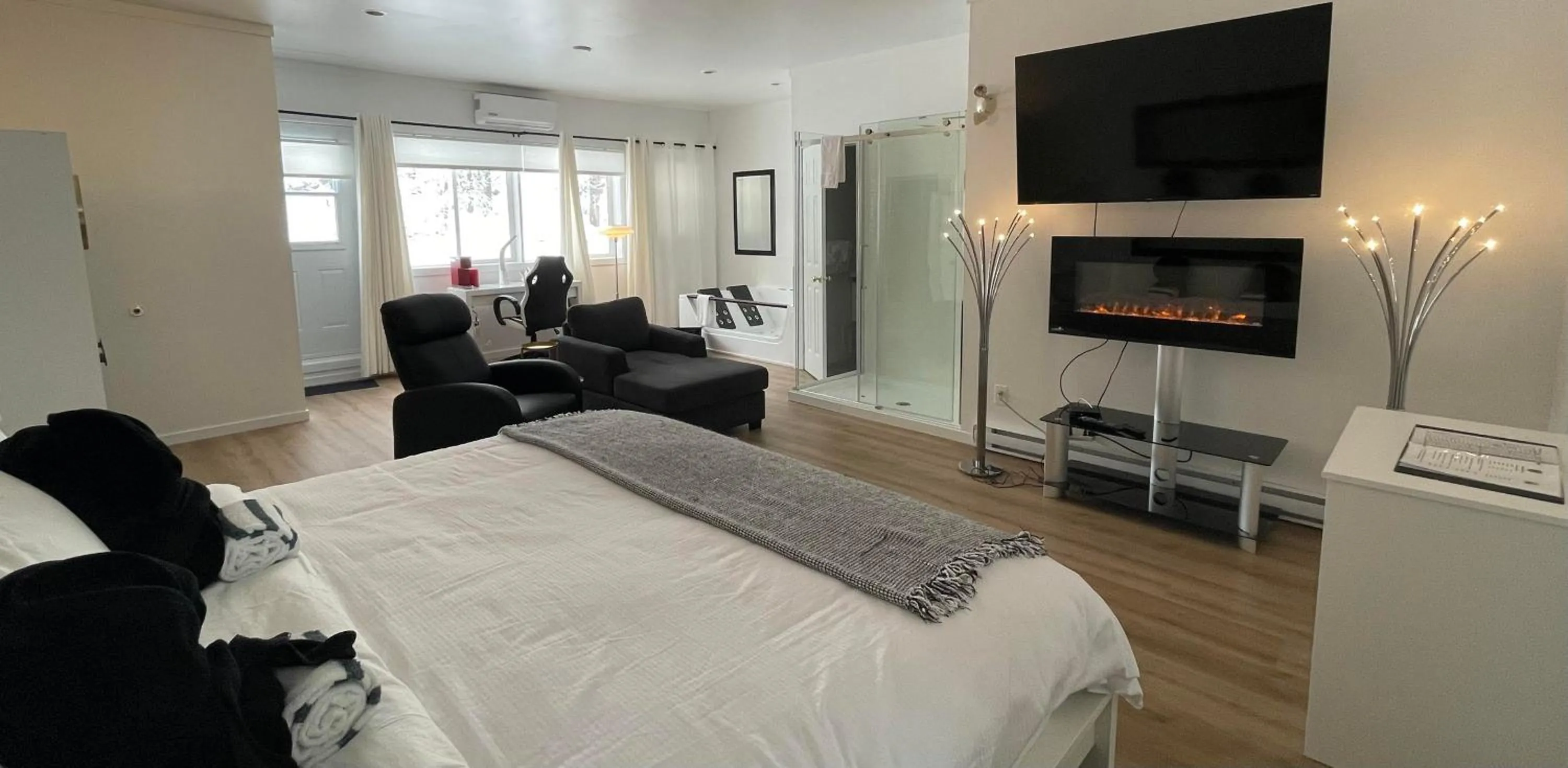 Shower, Bed in Auberge Hotel Spa Watel