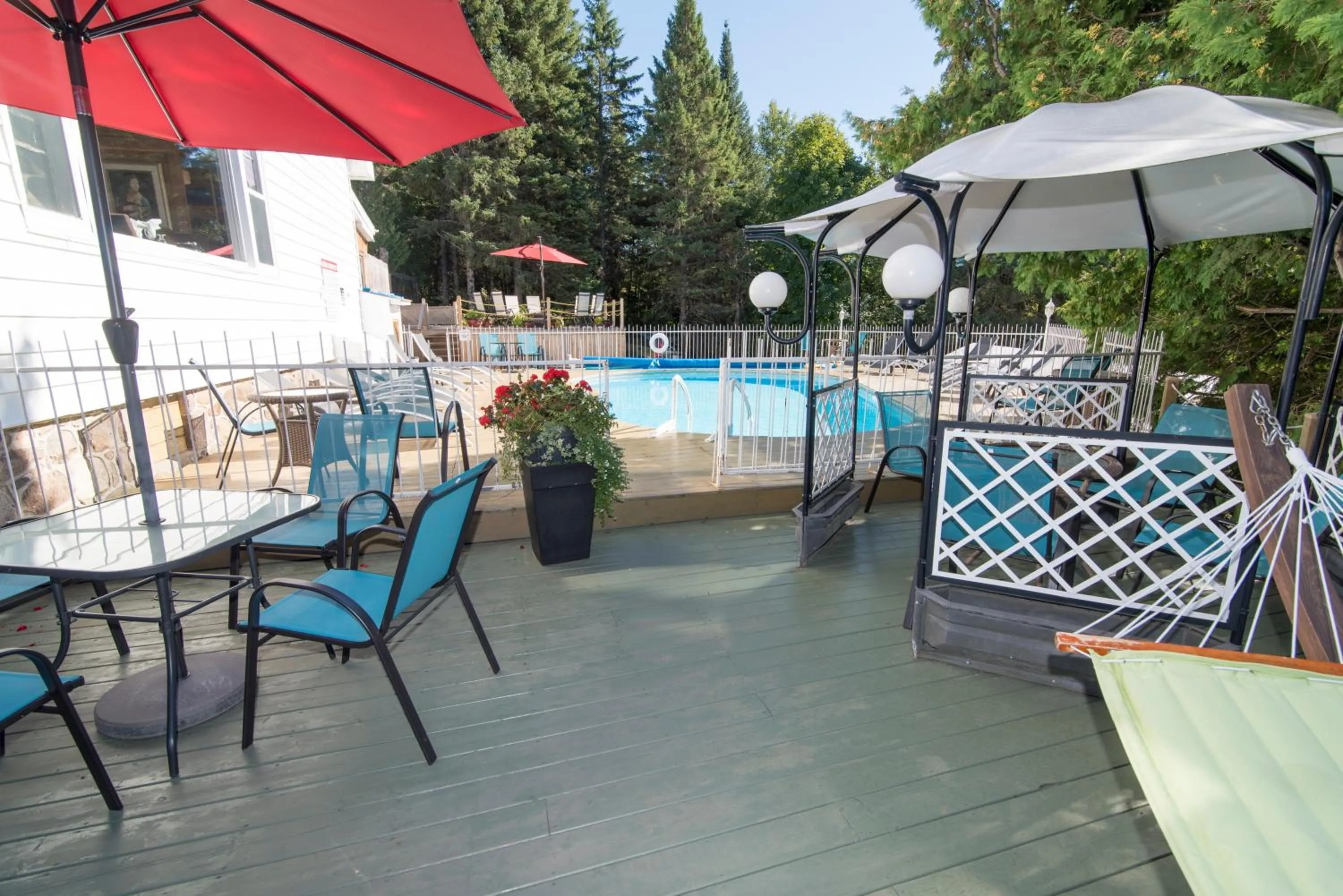 Swimming pool in Auberge Hotel Spa Watel