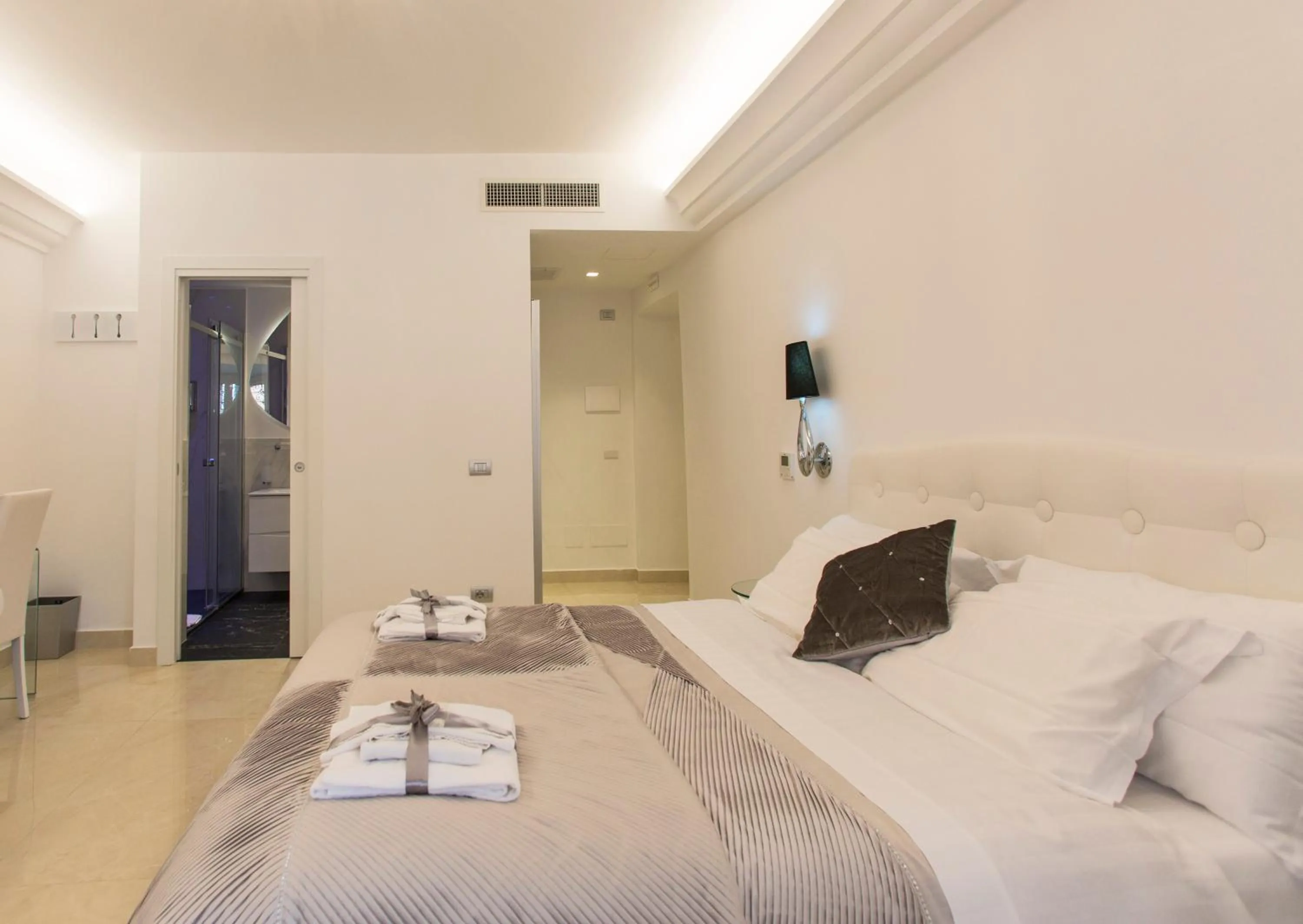 Photo of the whole room, Bed in St. Peter Grand Suite