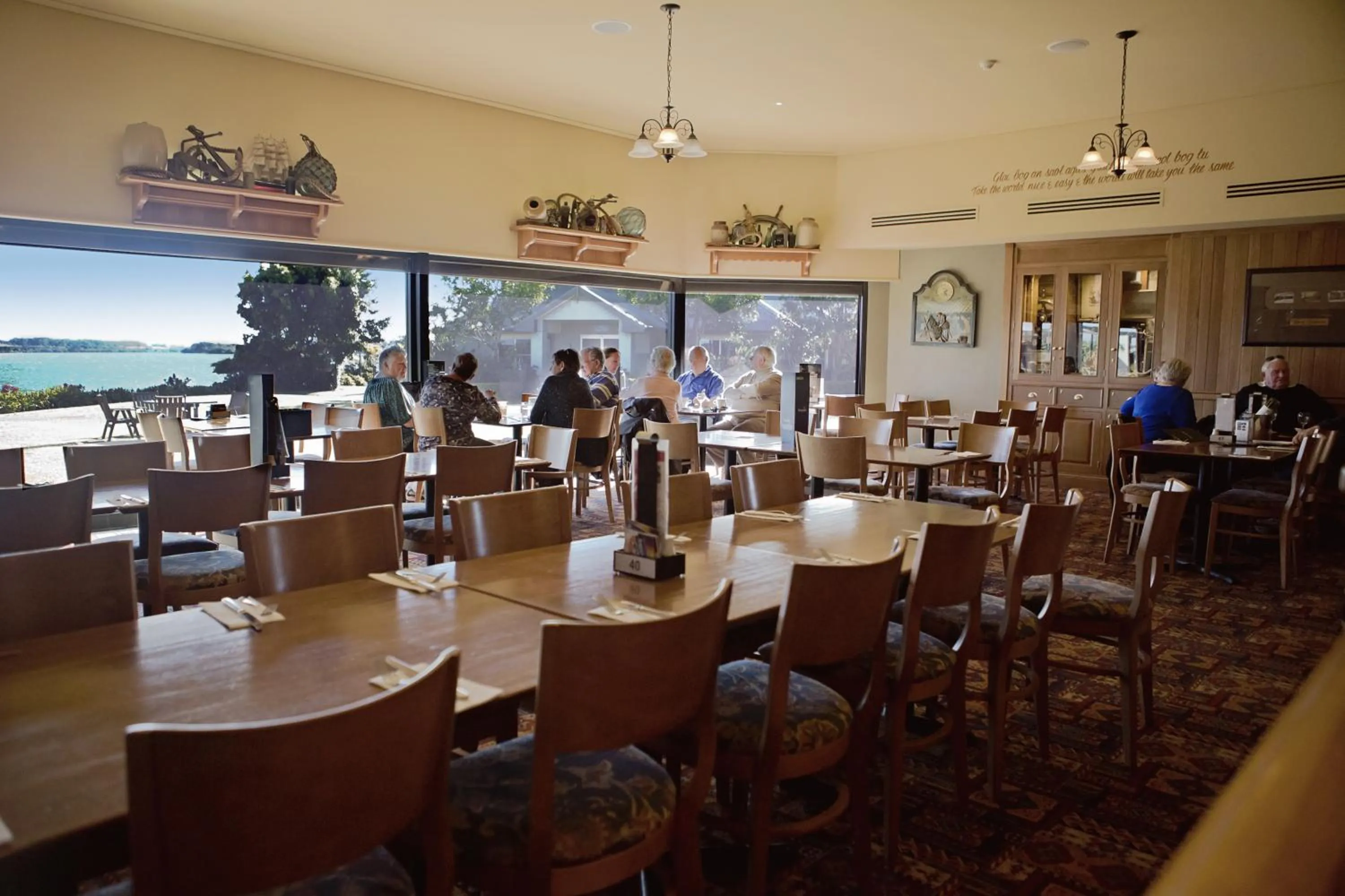 Lounge or bar in Harrington River Lodge