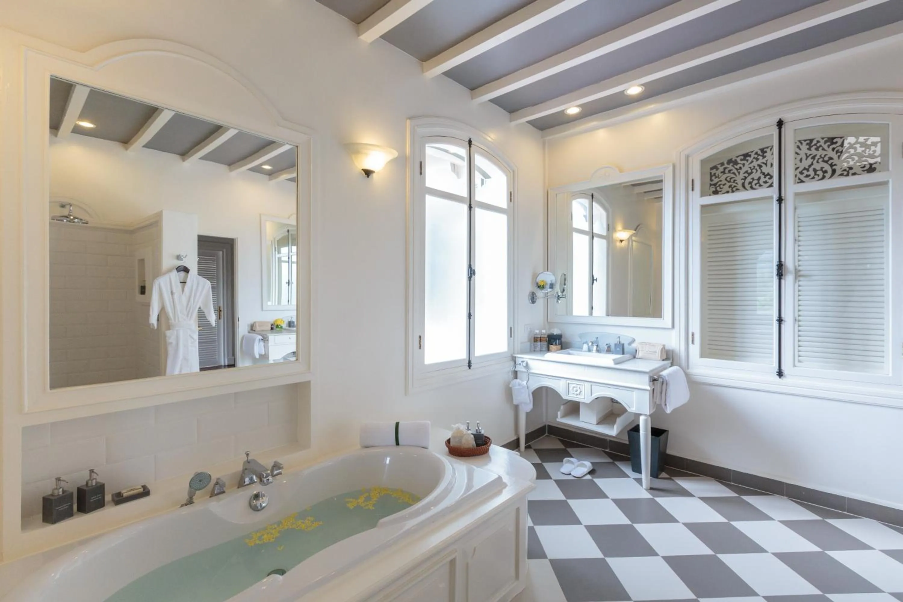 Bathroom, Bed in The Luang Say Residence