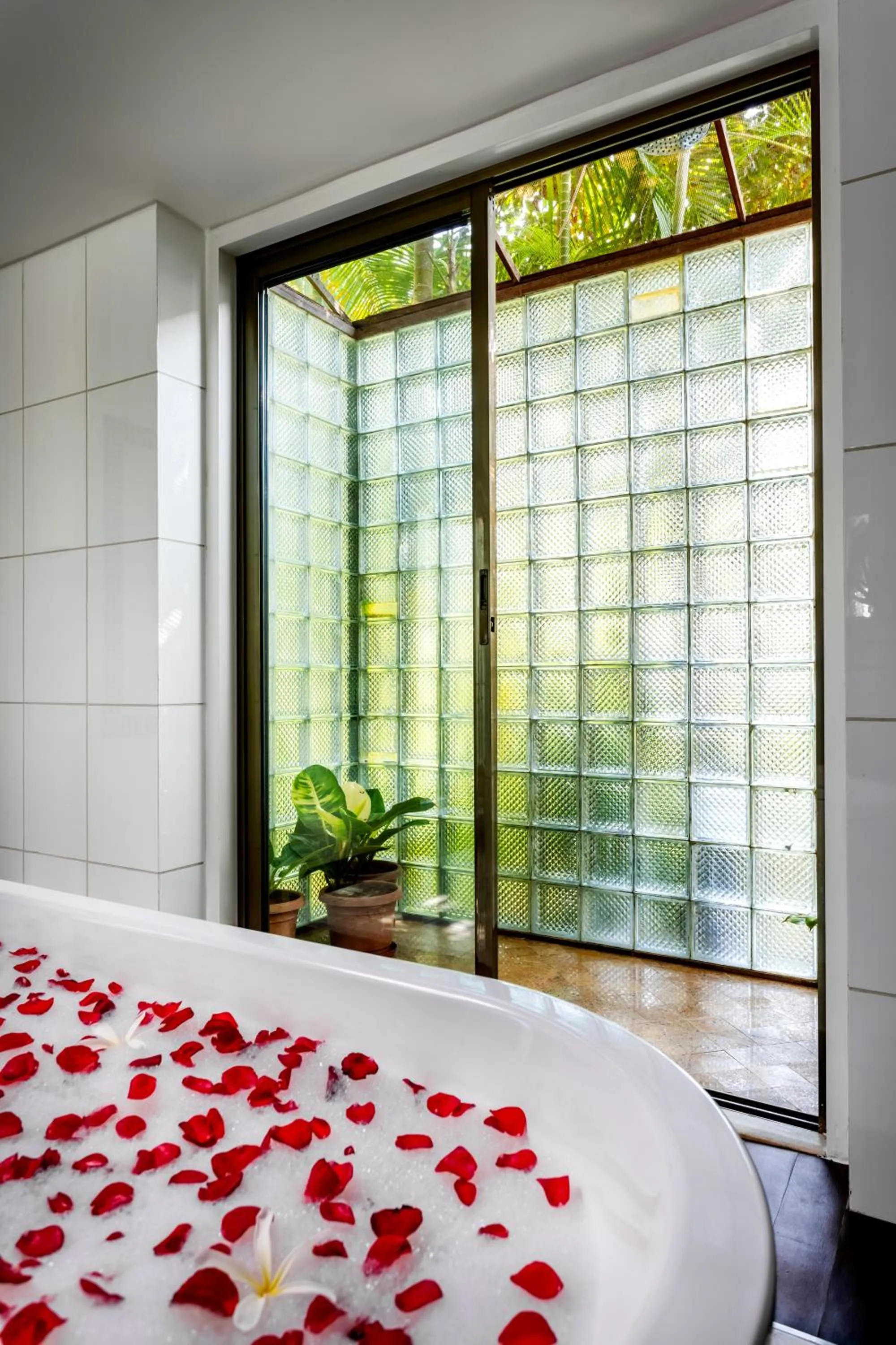 Bath, Bed in Caravela Beach Resort