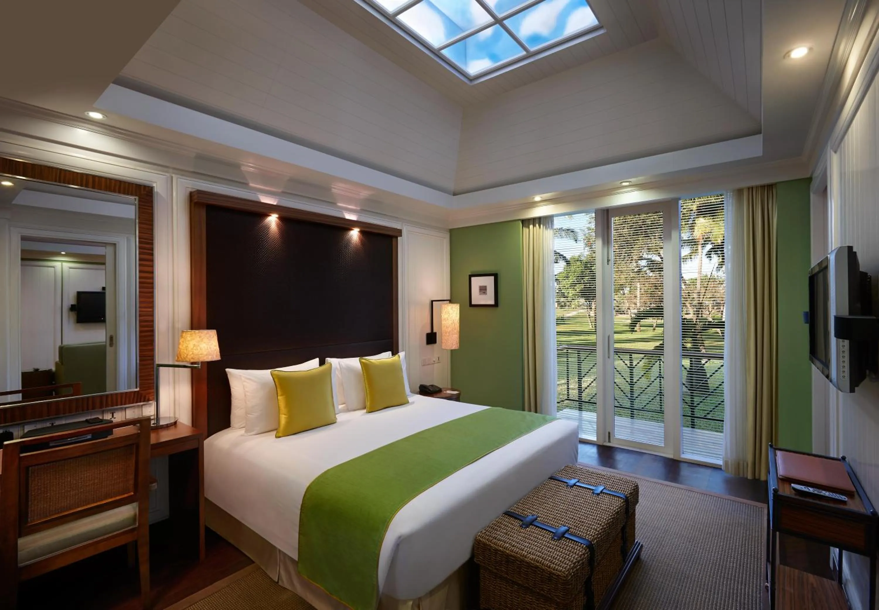 Toilet, Bed in Caravela Beach Resort