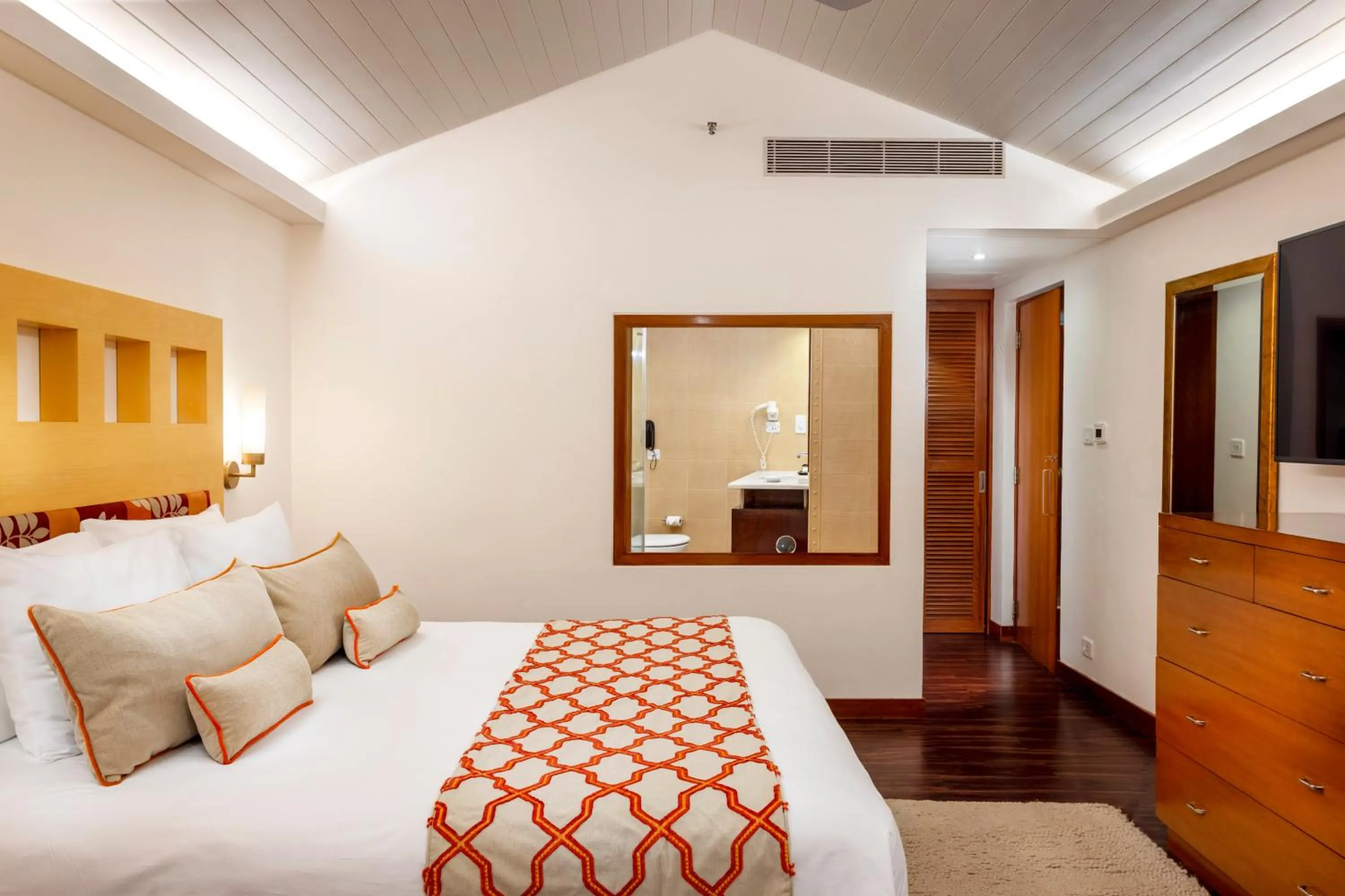 Bedroom, Bed in Caravela Beach Resort