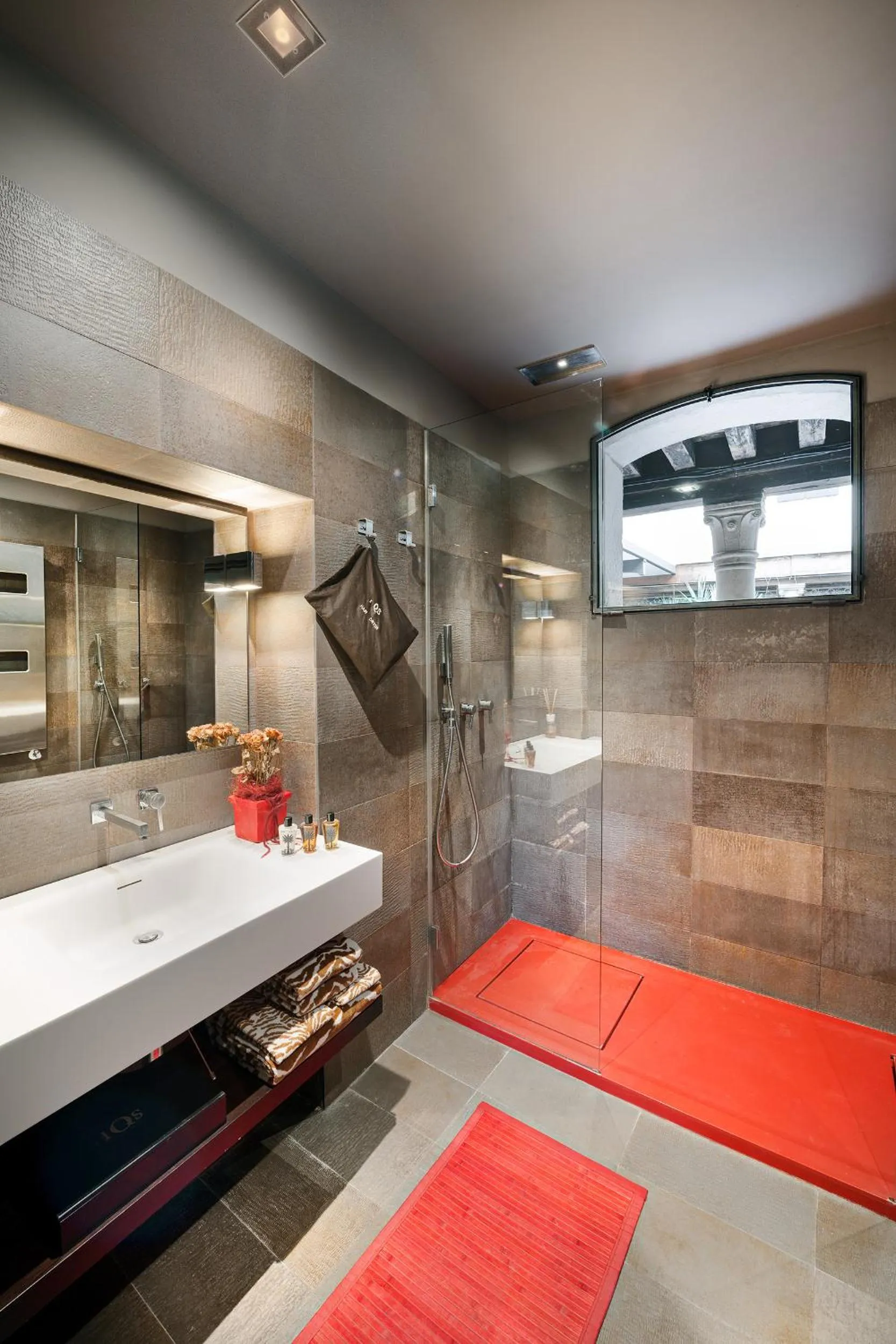 Shower in Charming House Iqs