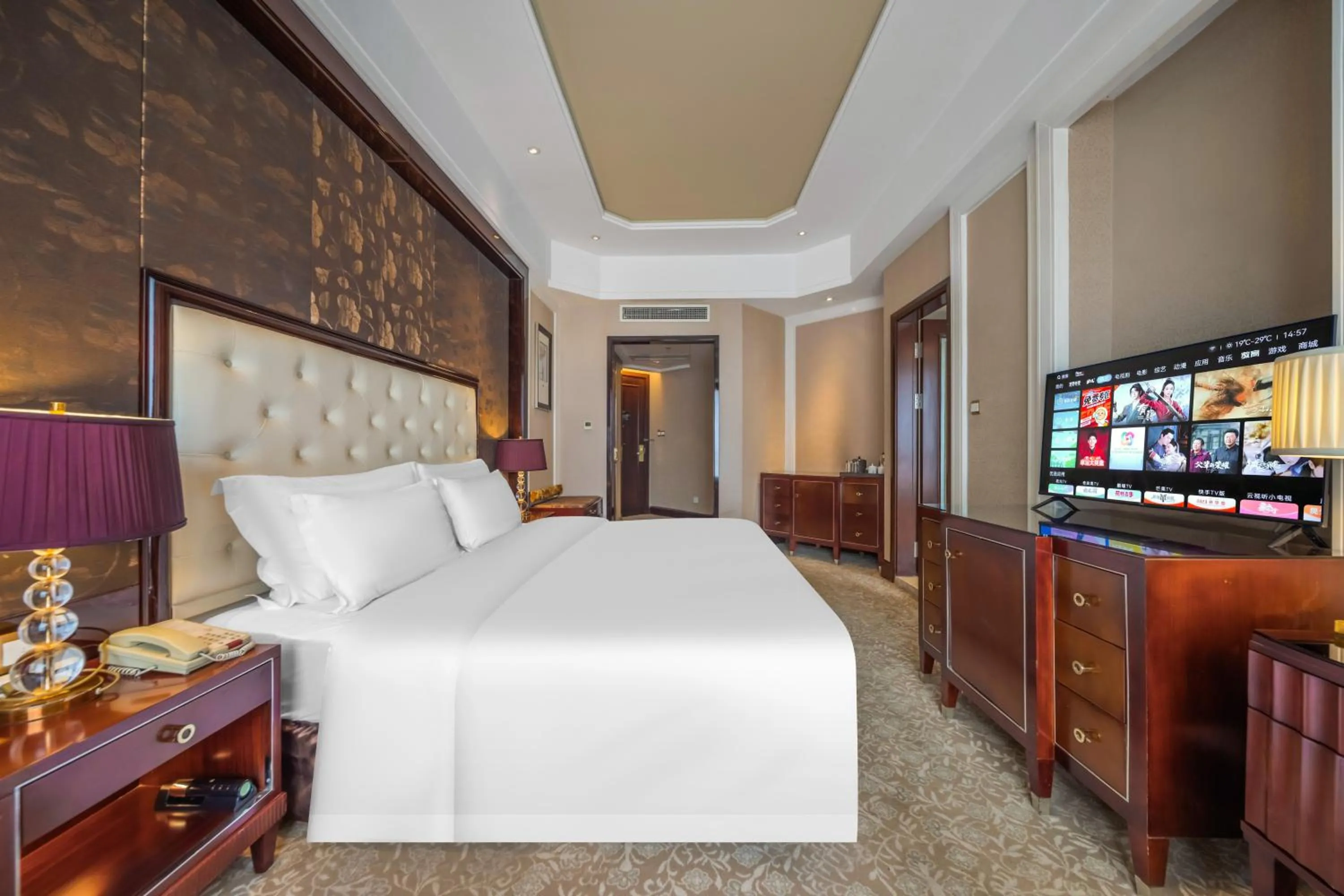 Bed in Wyndham Grand Plaza Royale Palace Chengdu