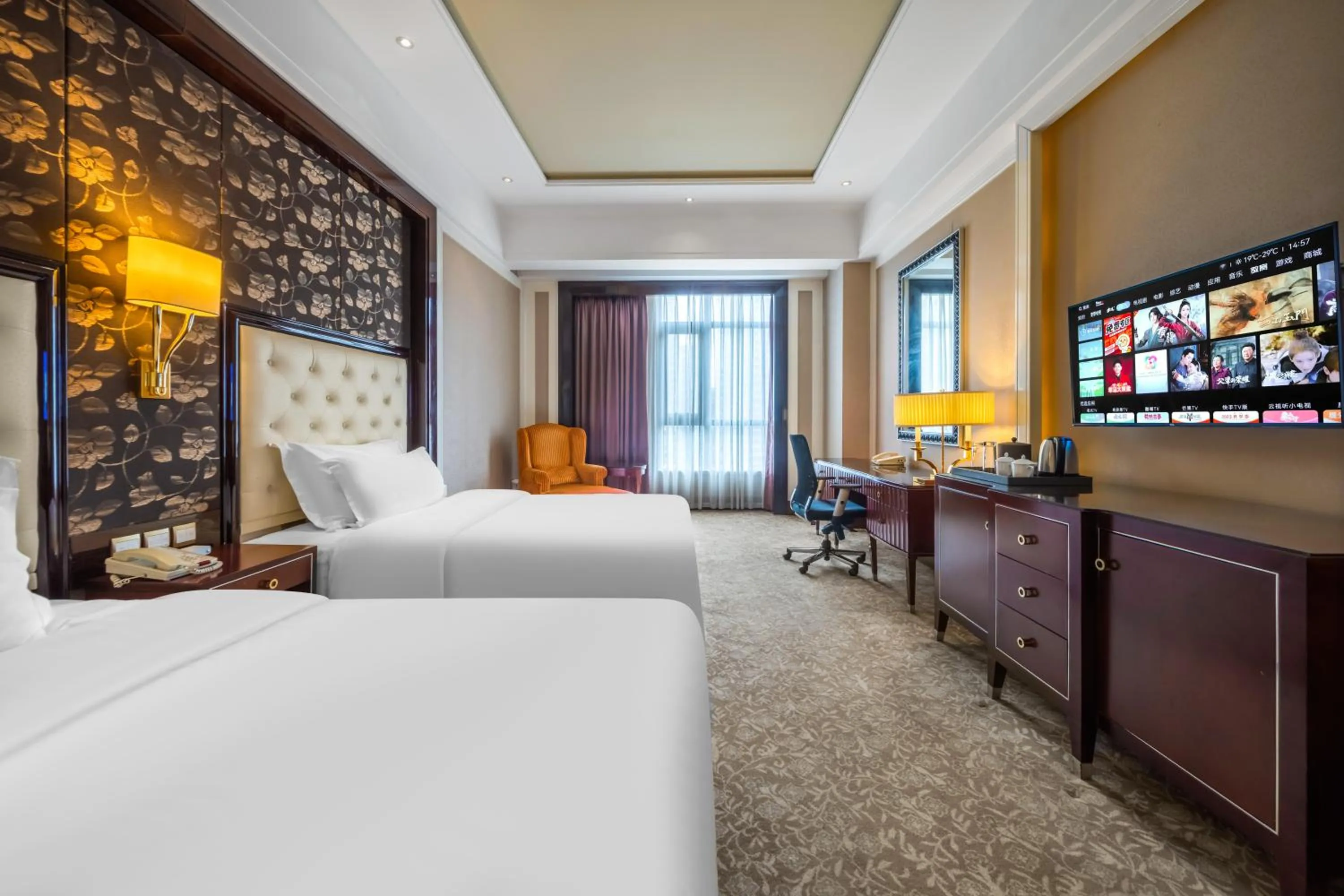 Bed in Wyndham Grand Plaza Royale Palace Chengdu