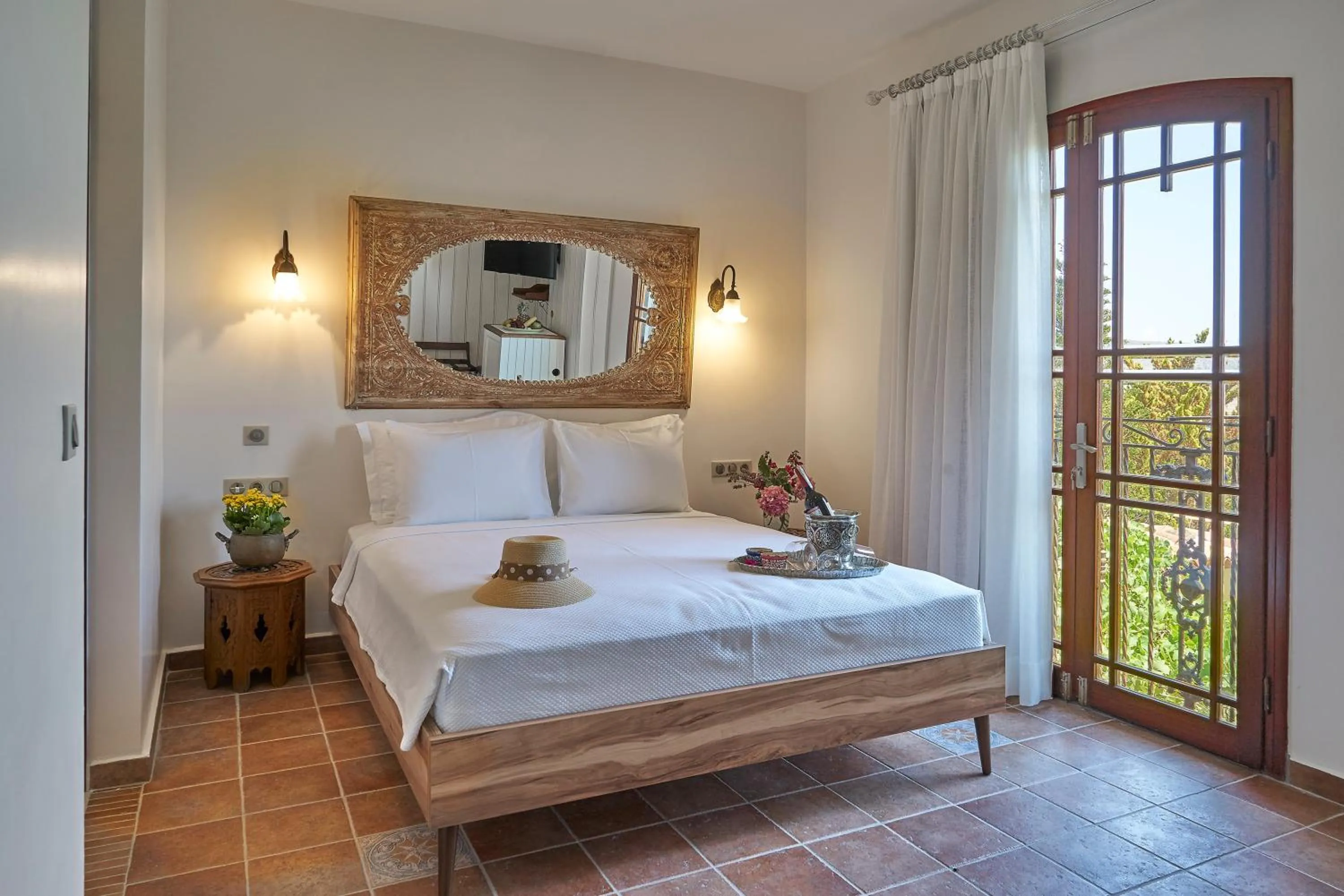 View (from property/room), Bed in Villa Taraça Alaçatı Romantik Otel