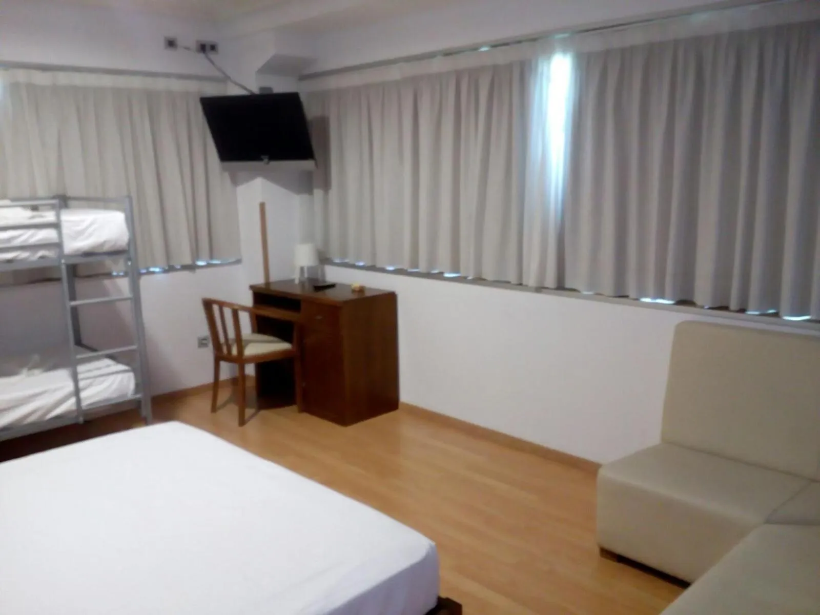 bunk bed, TV/Entertainment Center in Hotel Ciudad de Corella