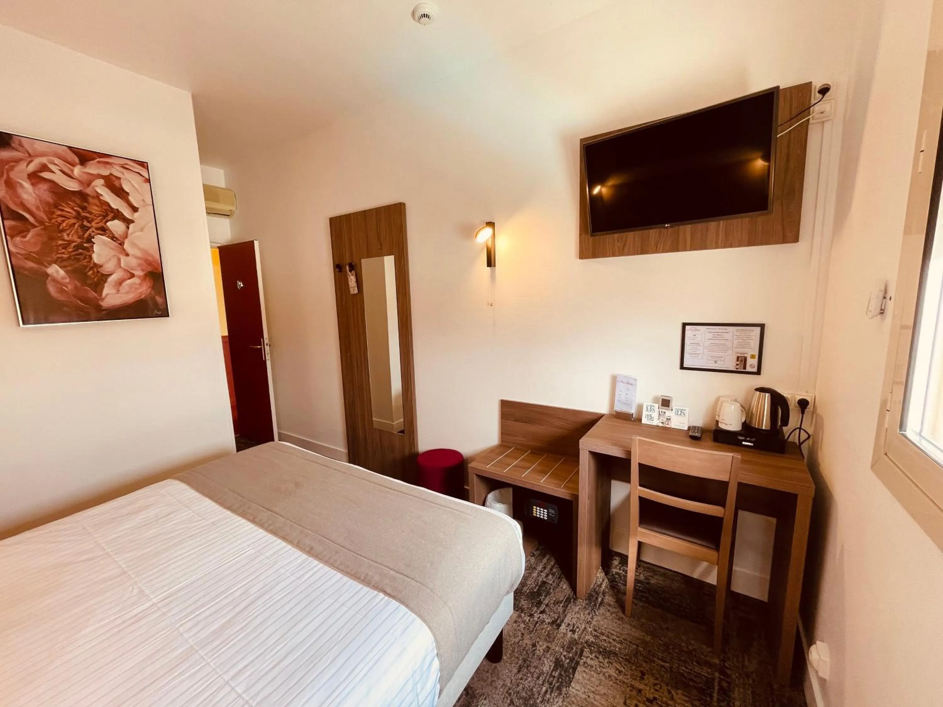 hair dresser, Bed in Logis Le Passiflore Cognac