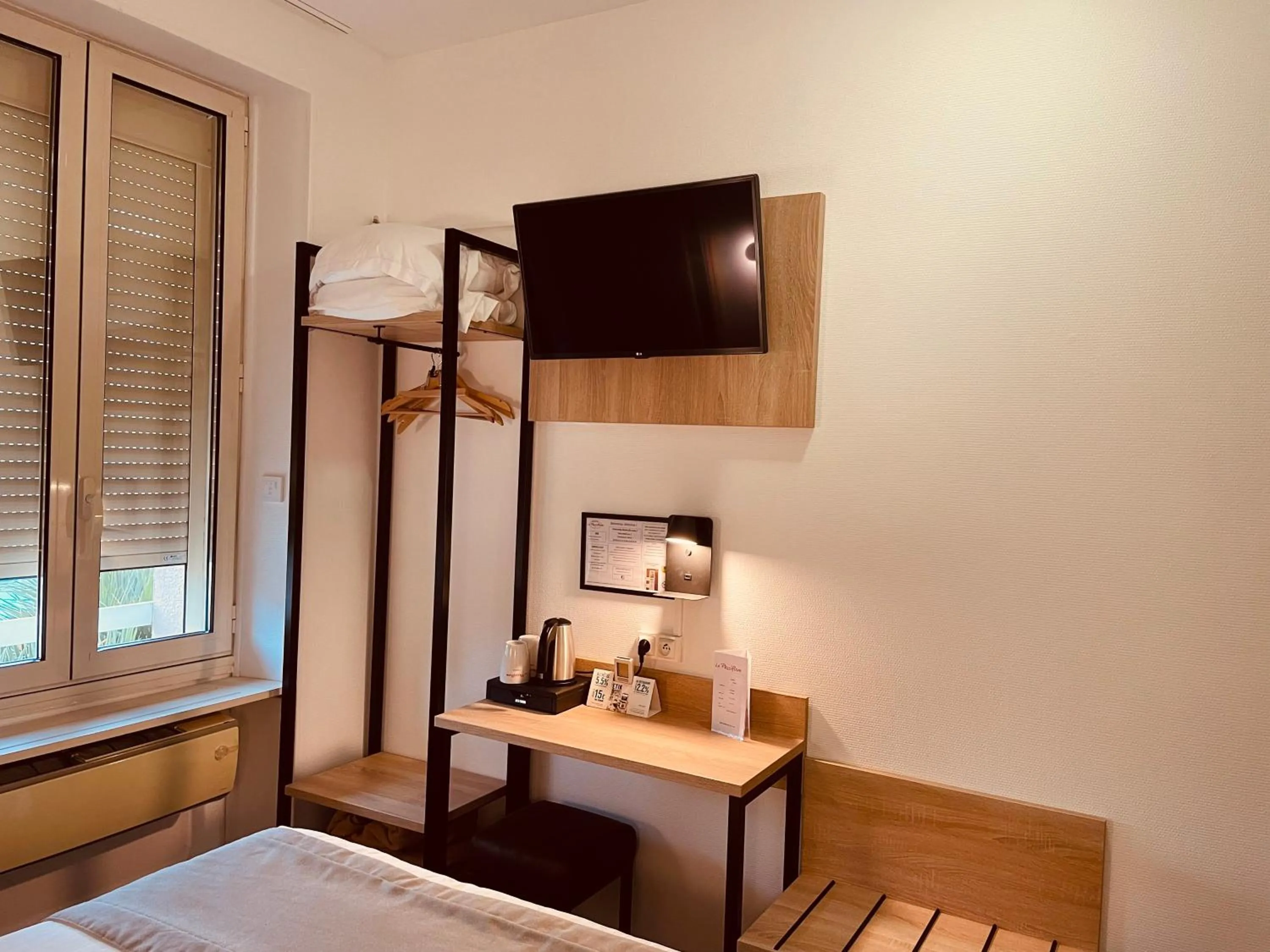 hair dresser, Bed in Logis Le Passiflore Cognac