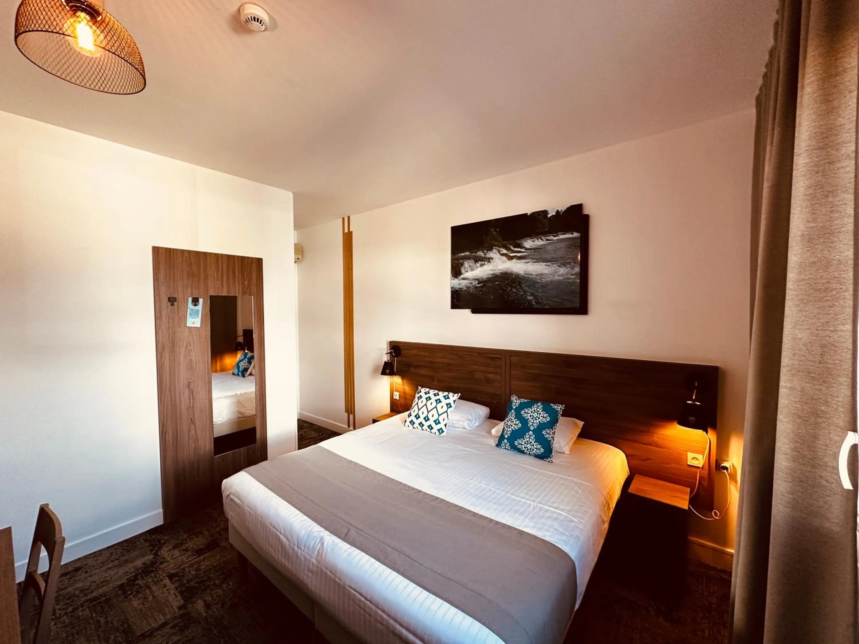 Bed in Logis Le Passiflore Cognac