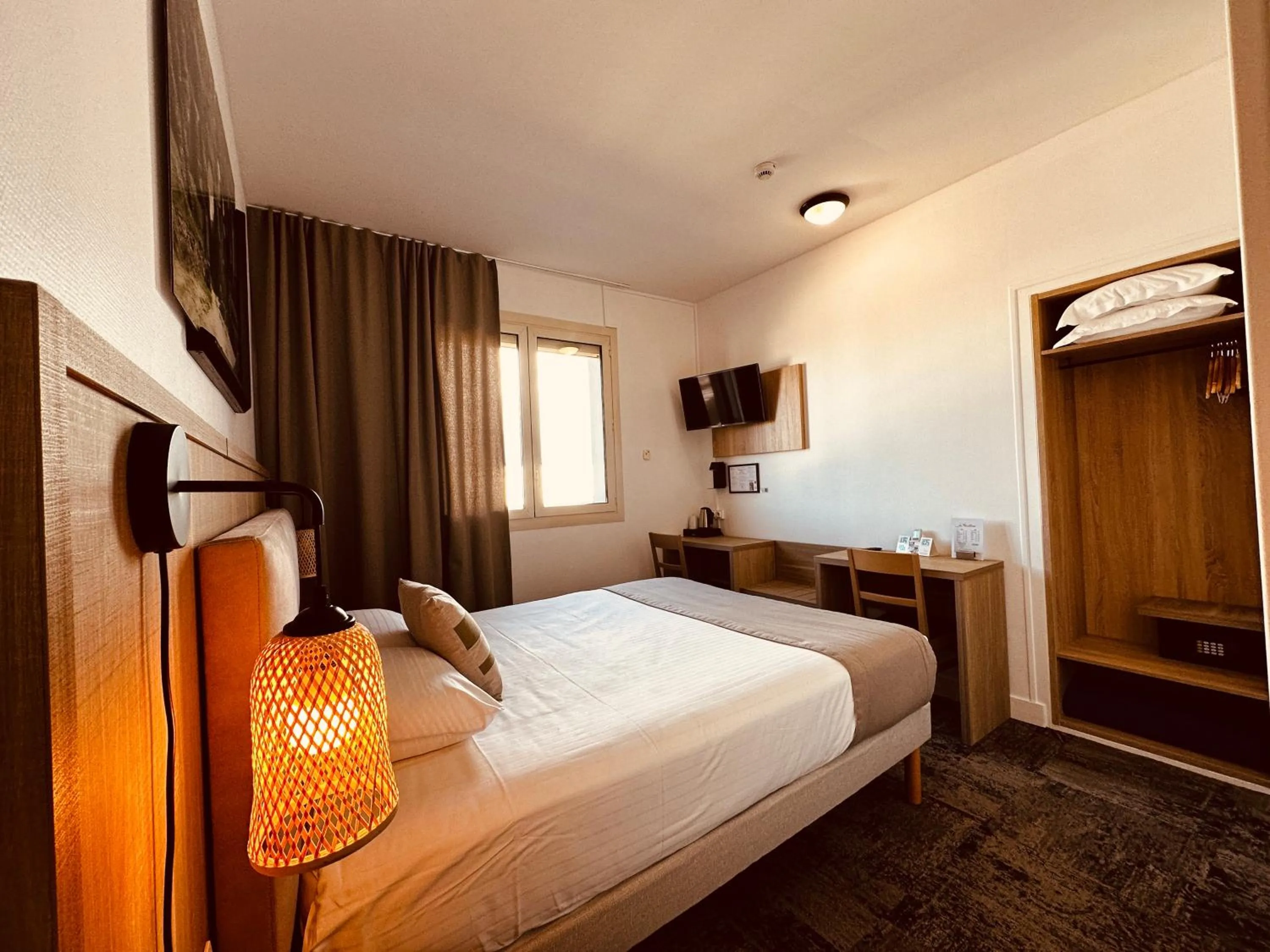 Bed in Logis Le Passiflore Cognac