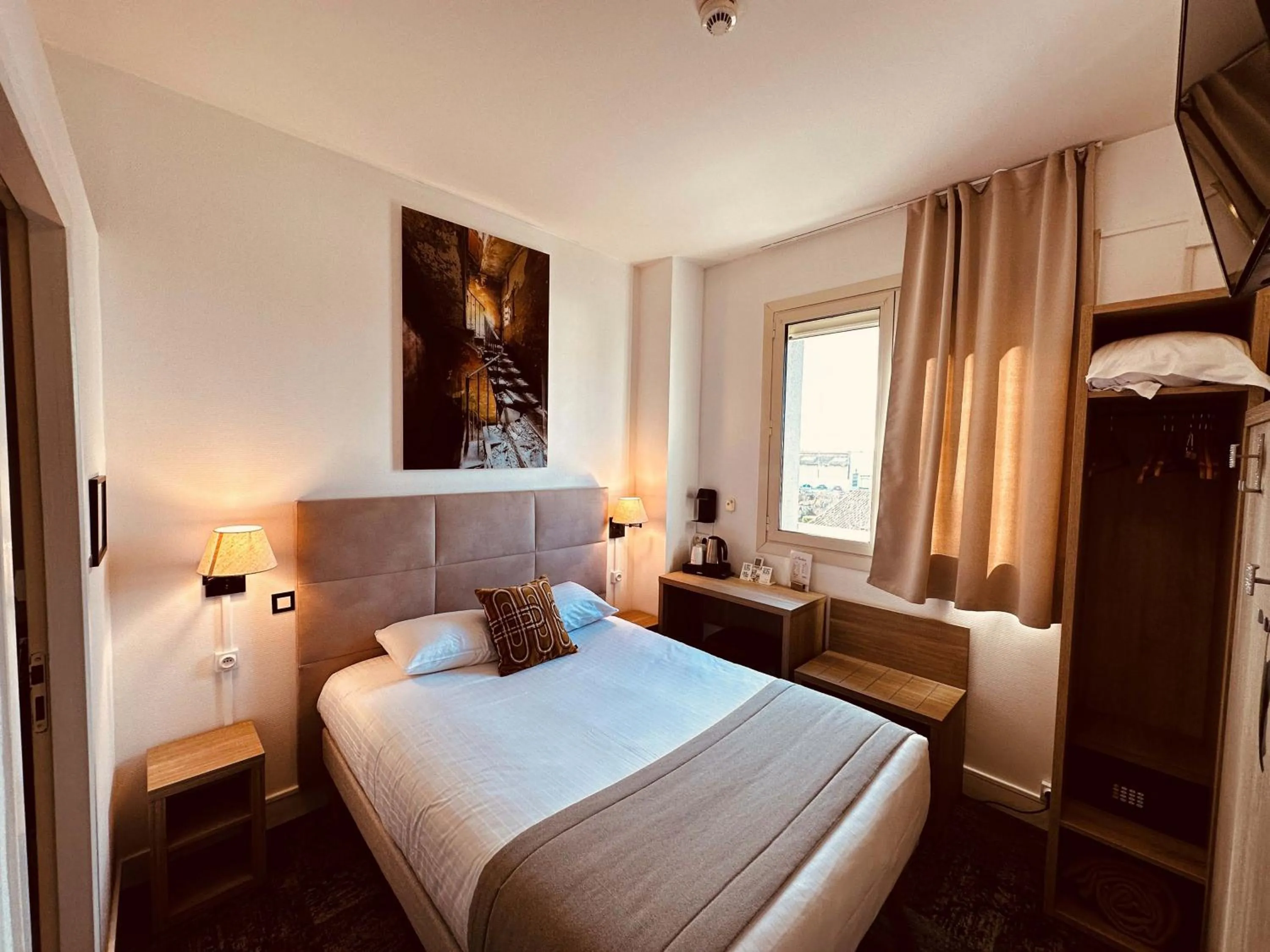 Bed in Logis Le Passiflore Cognac