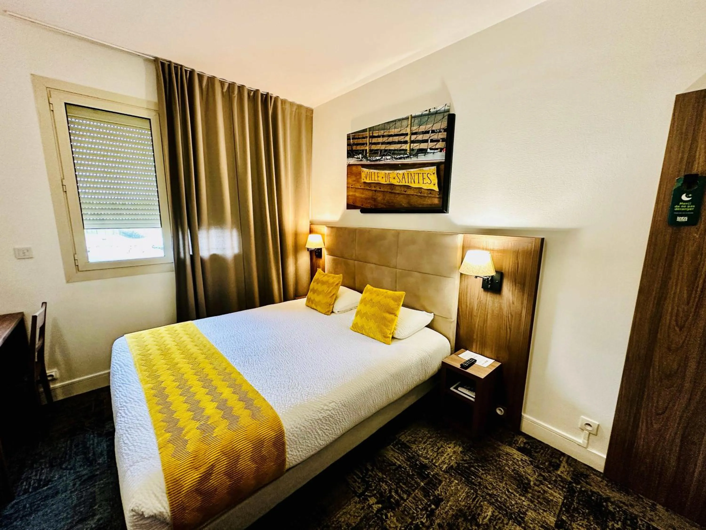 Bed in Logis Le Passiflore Cognac