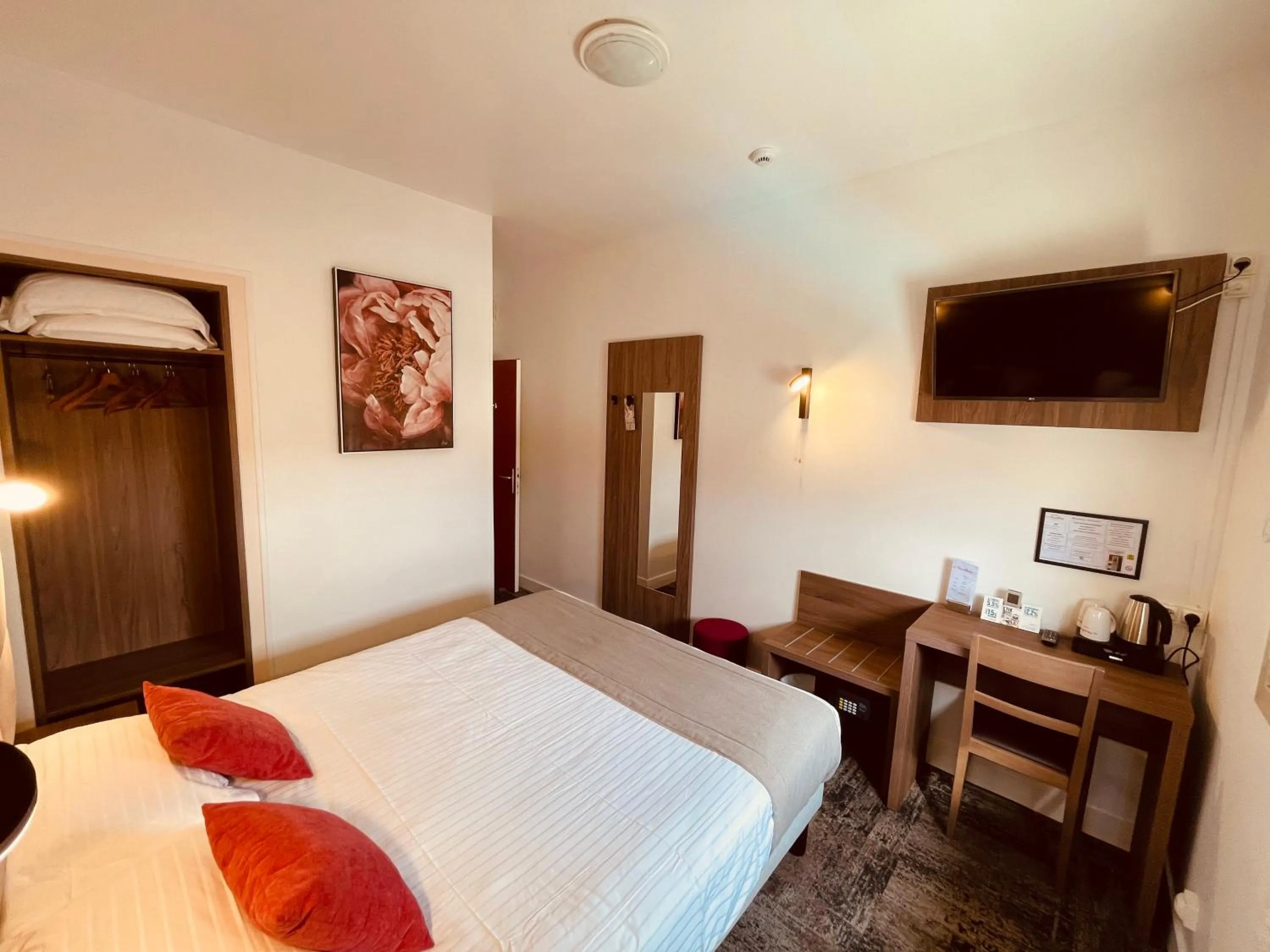 hair dresser, Bed in Logis Le Passiflore Cognac