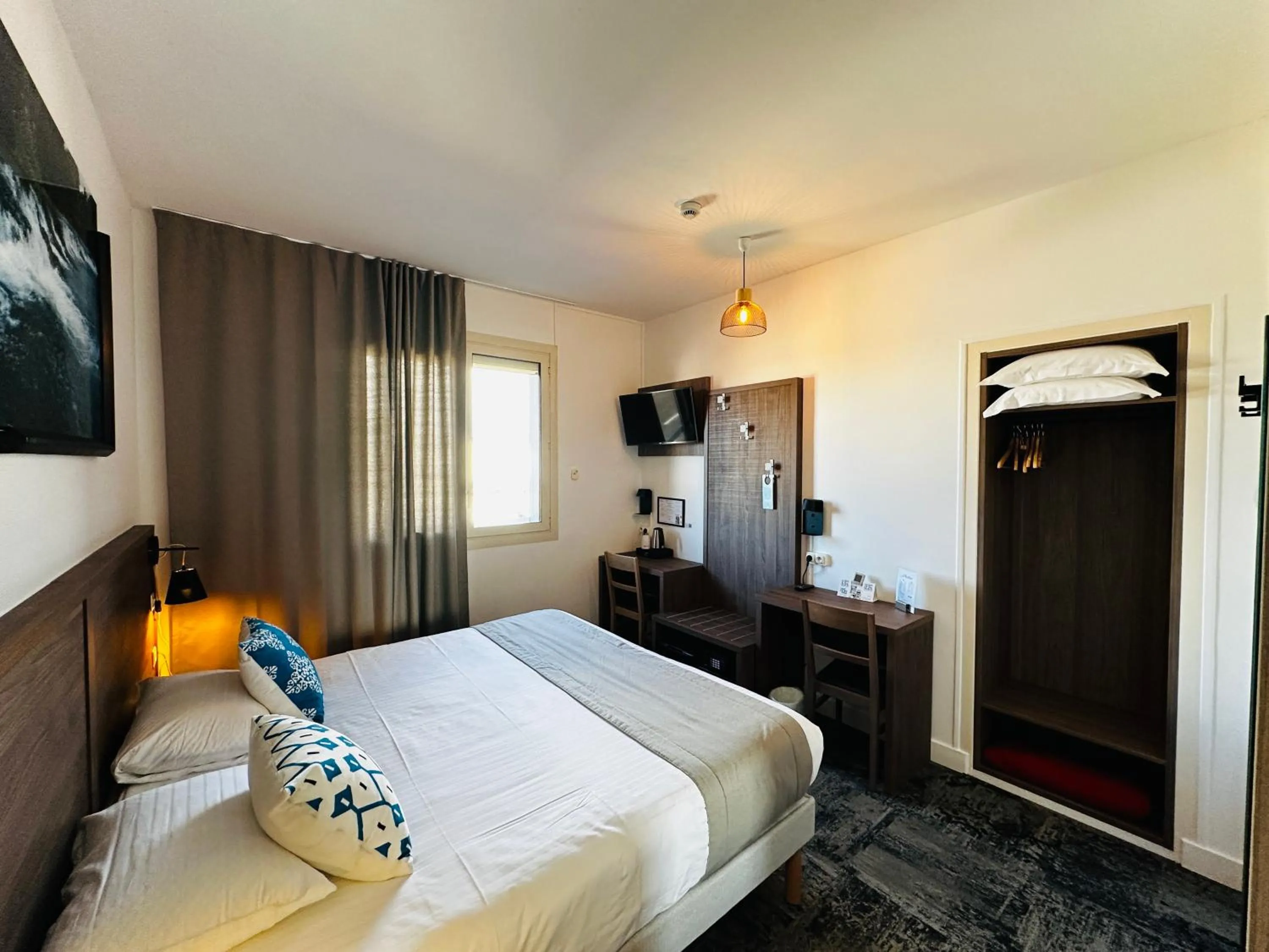 wardrobe, Bed in Logis Le Passiflore Cognac