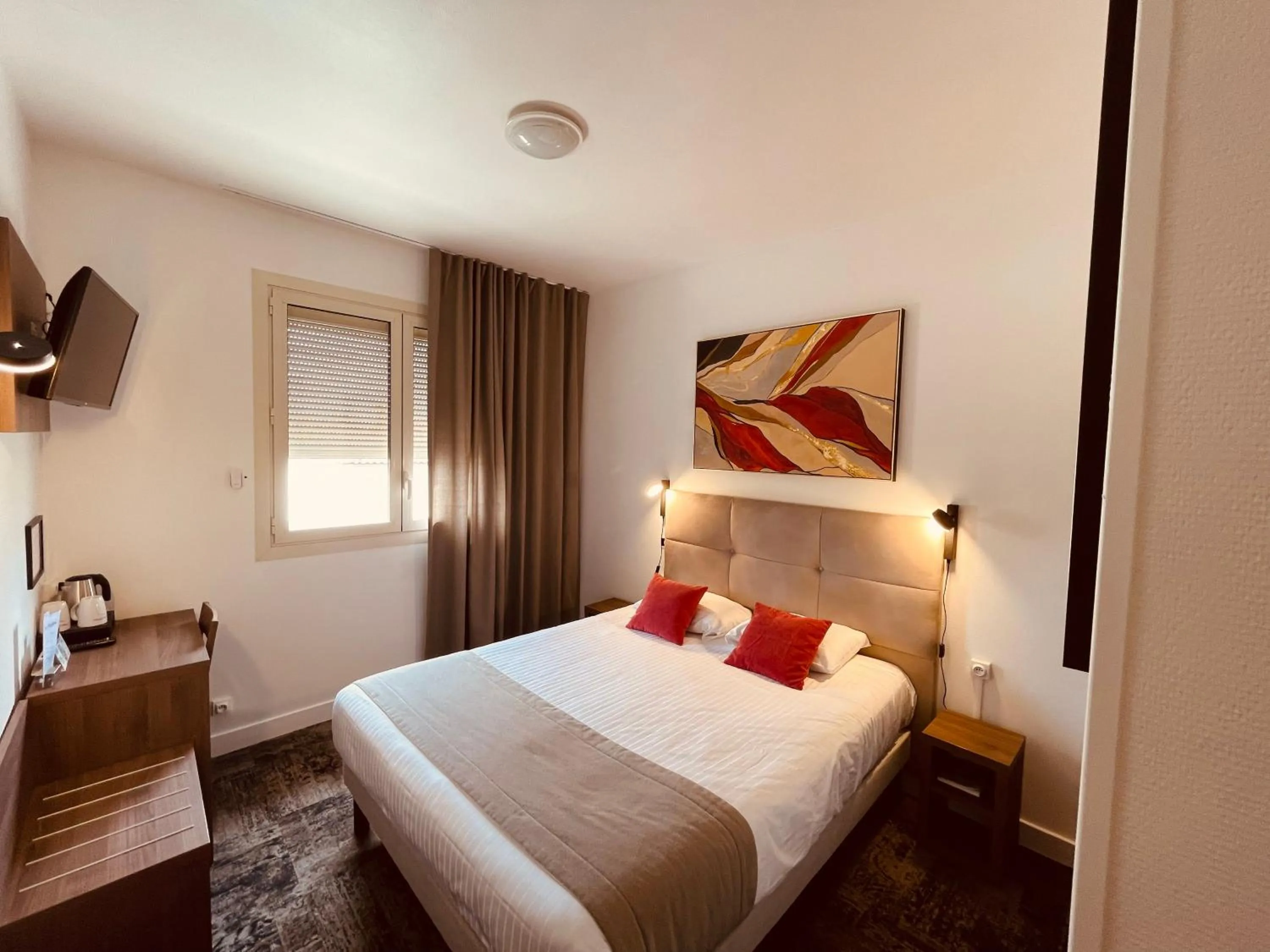 View (from property/room), Bed in Logis Le Passiflore Cognac