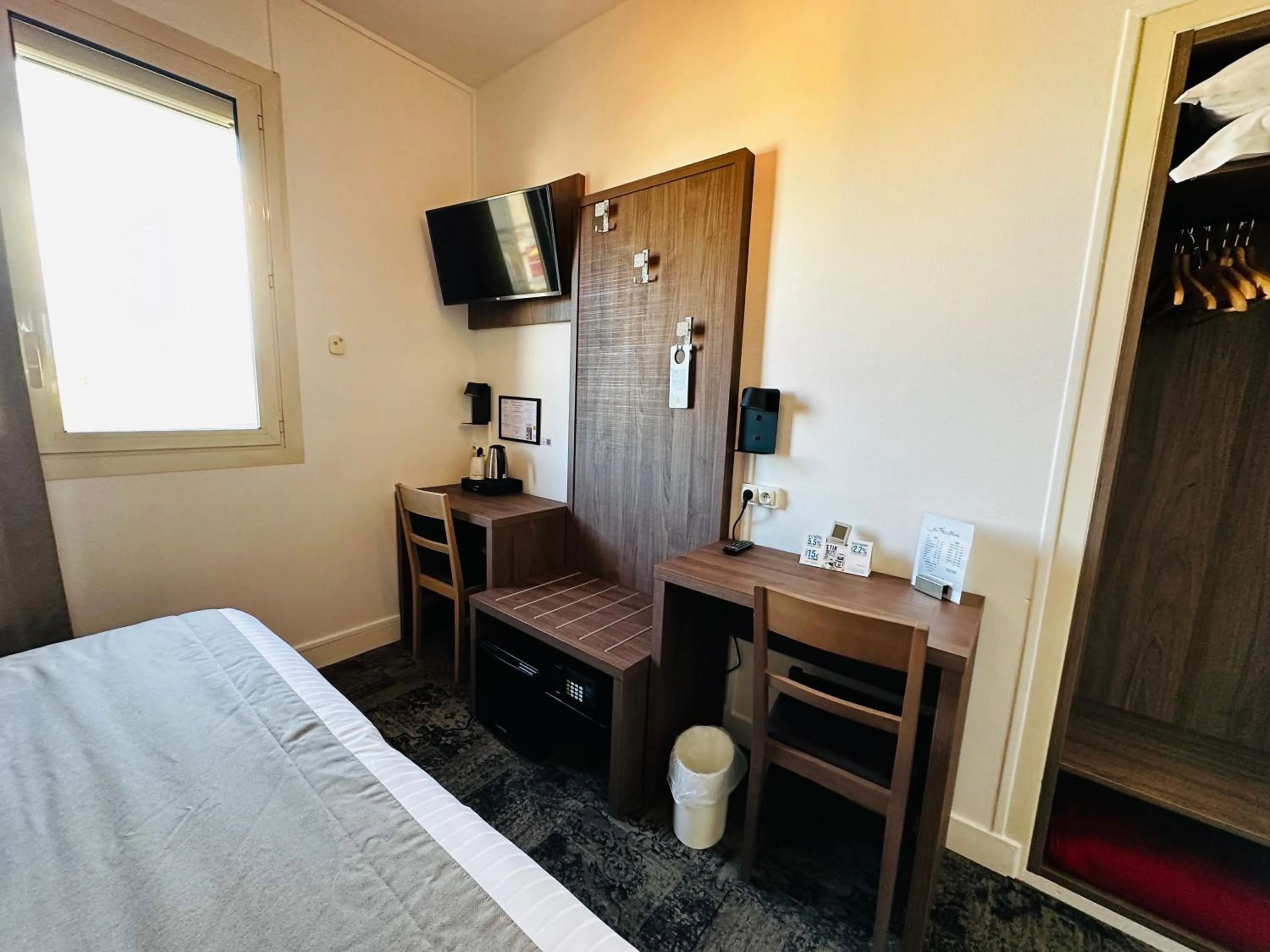 oven, Bed in Logis Le Passiflore Cognac