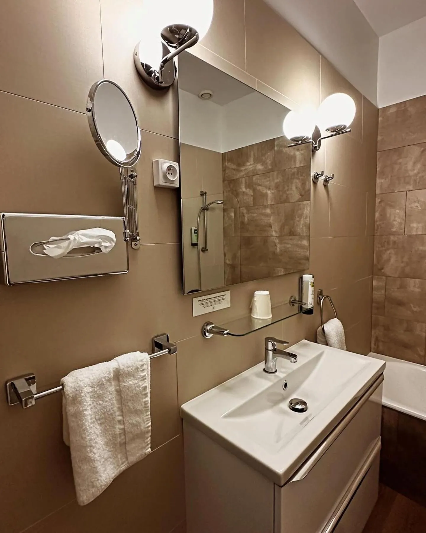 Bathroom in Logis Le Passiflore Cognac