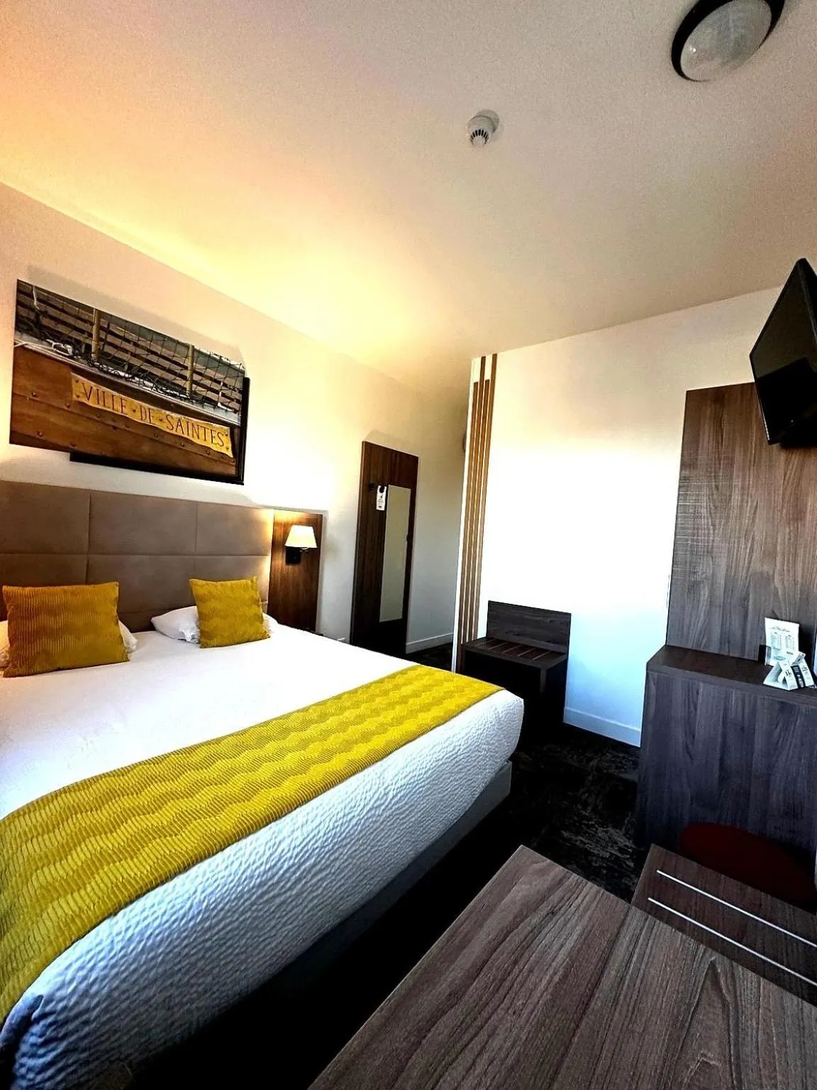 Bed in Logis Le Passiflore Cognac