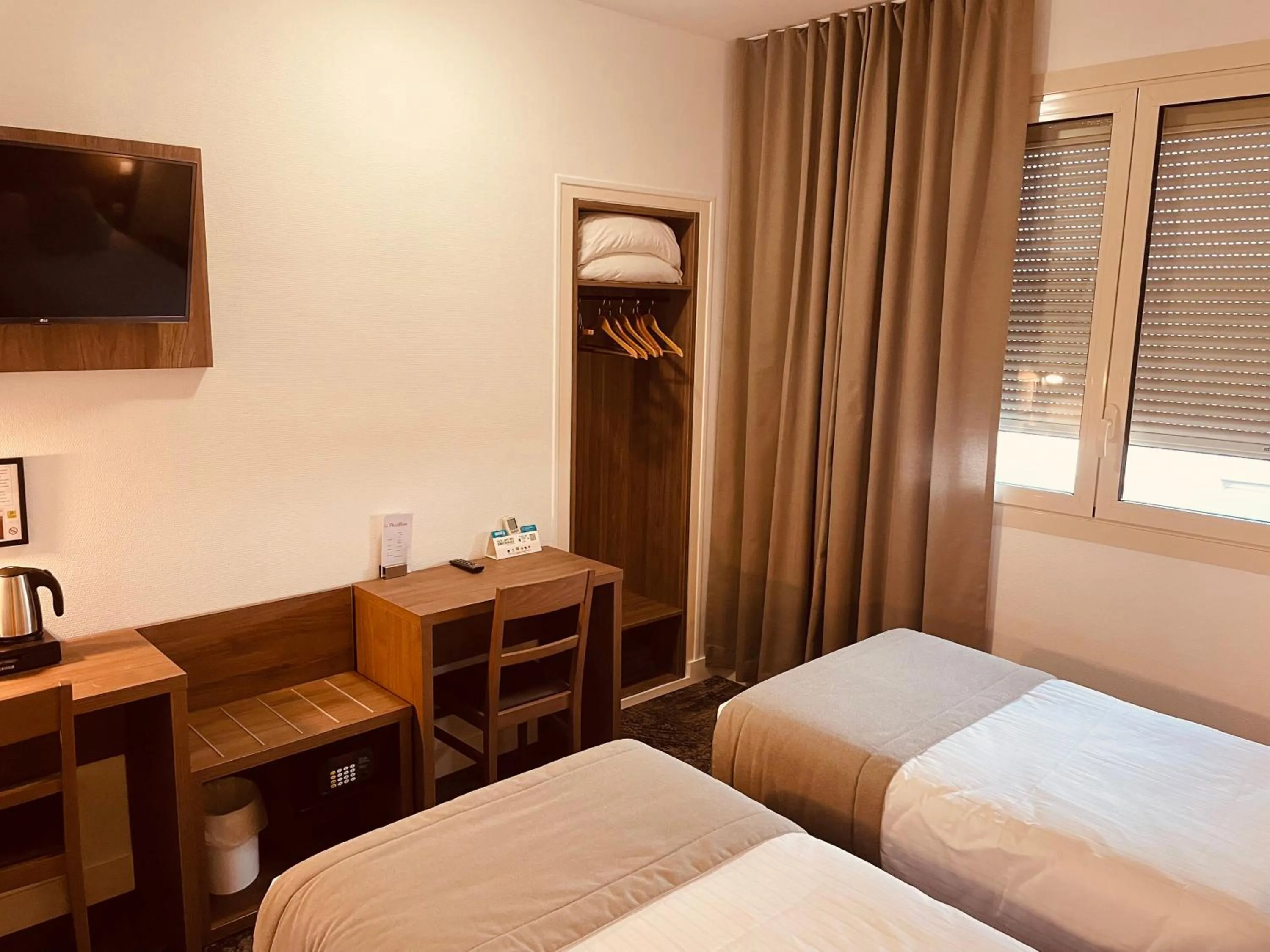 Bed in Logis Le Passiflore Cognac