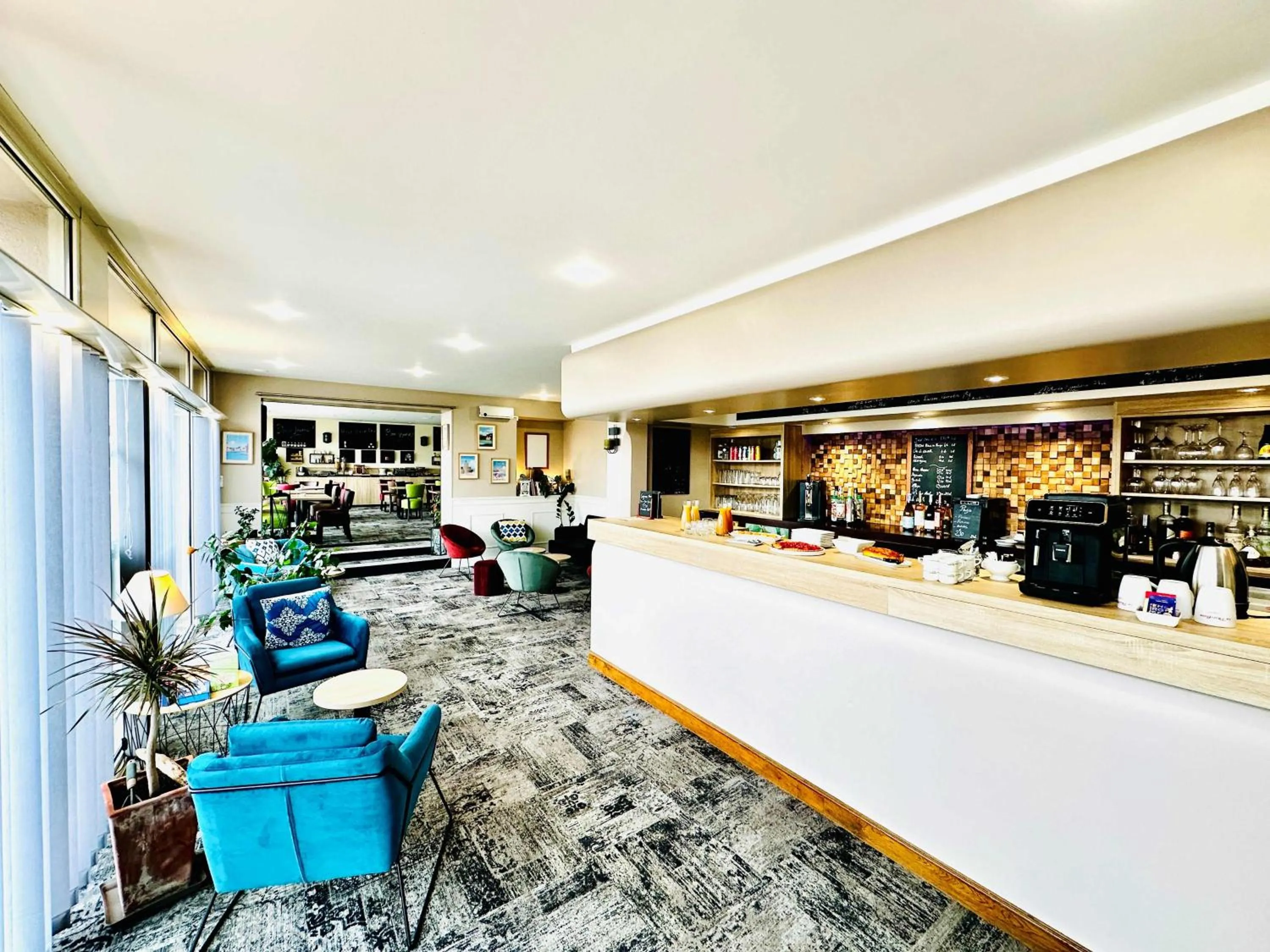 Lounge or bar in Logis Le Passiflore Cognac